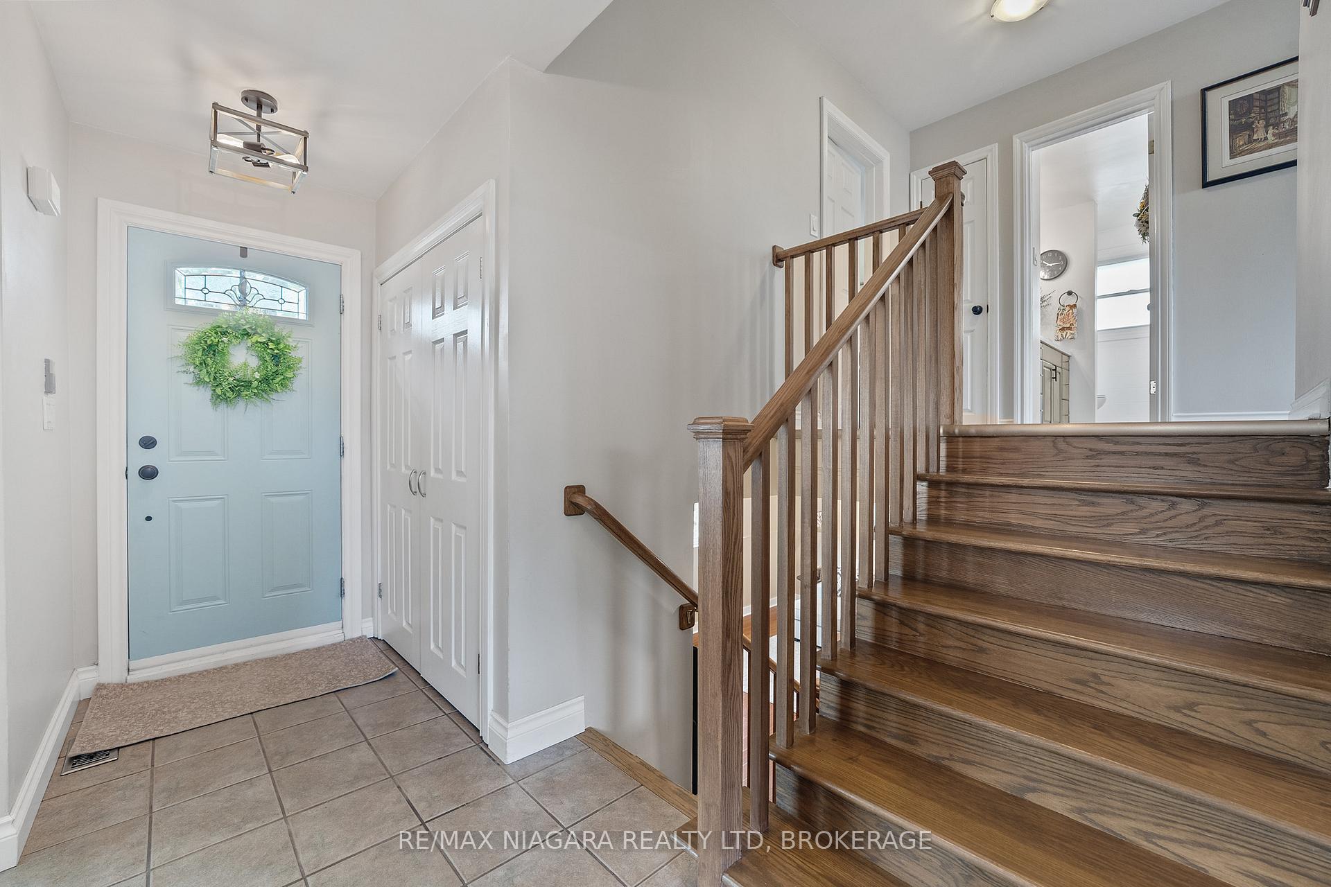 Photo 5 of 25 Oakmount Drive, St. Catharines, Glendale/Glenridge — HOMEH