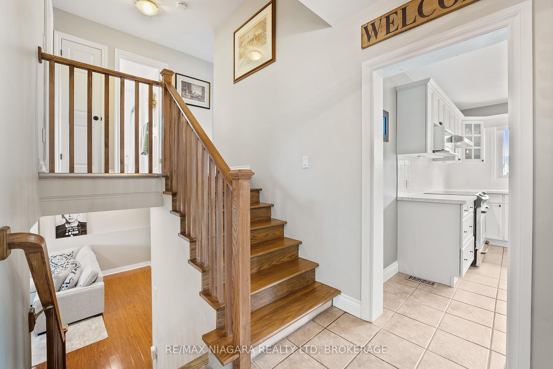 Photo 3 of 25 Oakmount Drive, St. Catharines, Glendale/Glenridge — HOMEH