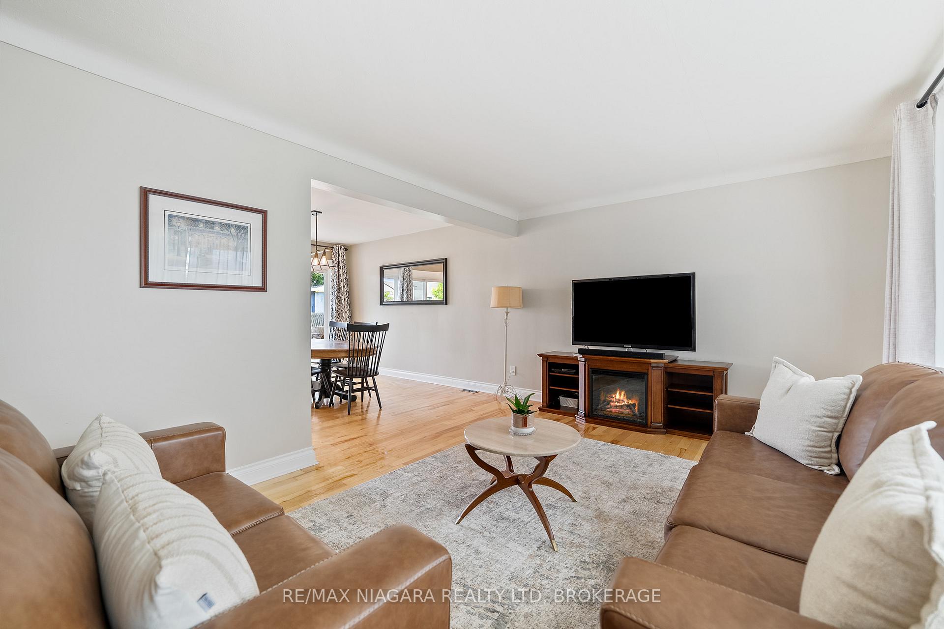 Photo 4 of 25 Oakmount Drive, St. Catharines, Glendale/Glenridge — HOMEH