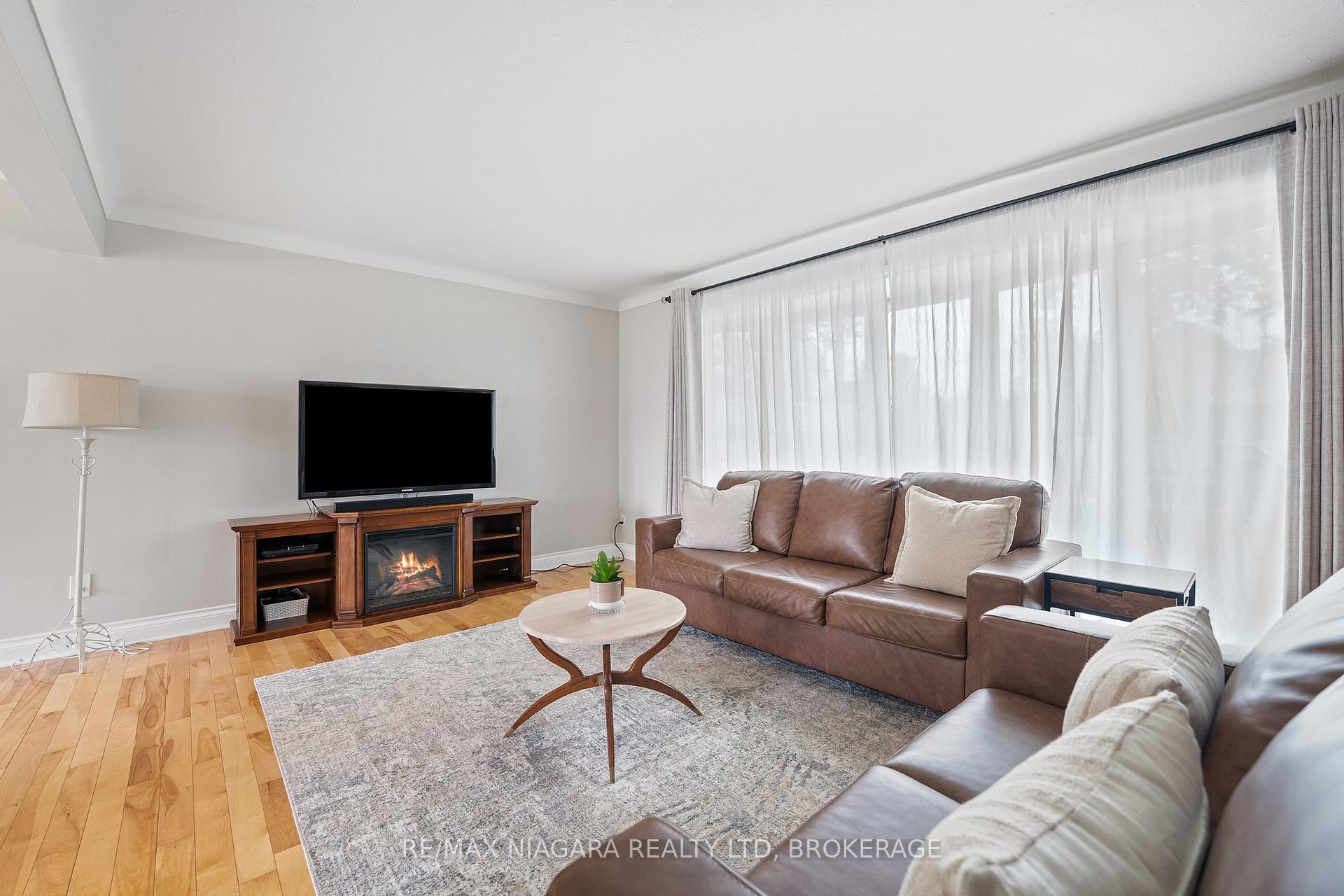 Photo 7 of 25 Oakmount Drive, St. Catharines, Glendale/Glenridge — HOMEH