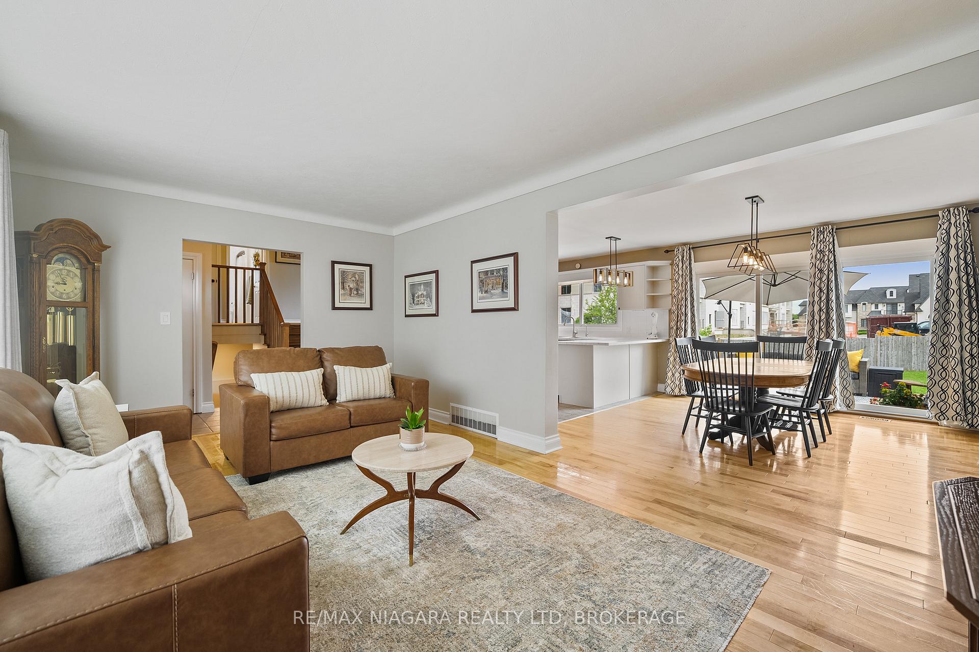 Photo 8 of 25 Oakmount Drive, St. Catharines, Glendale/Glenridge — HOMEH