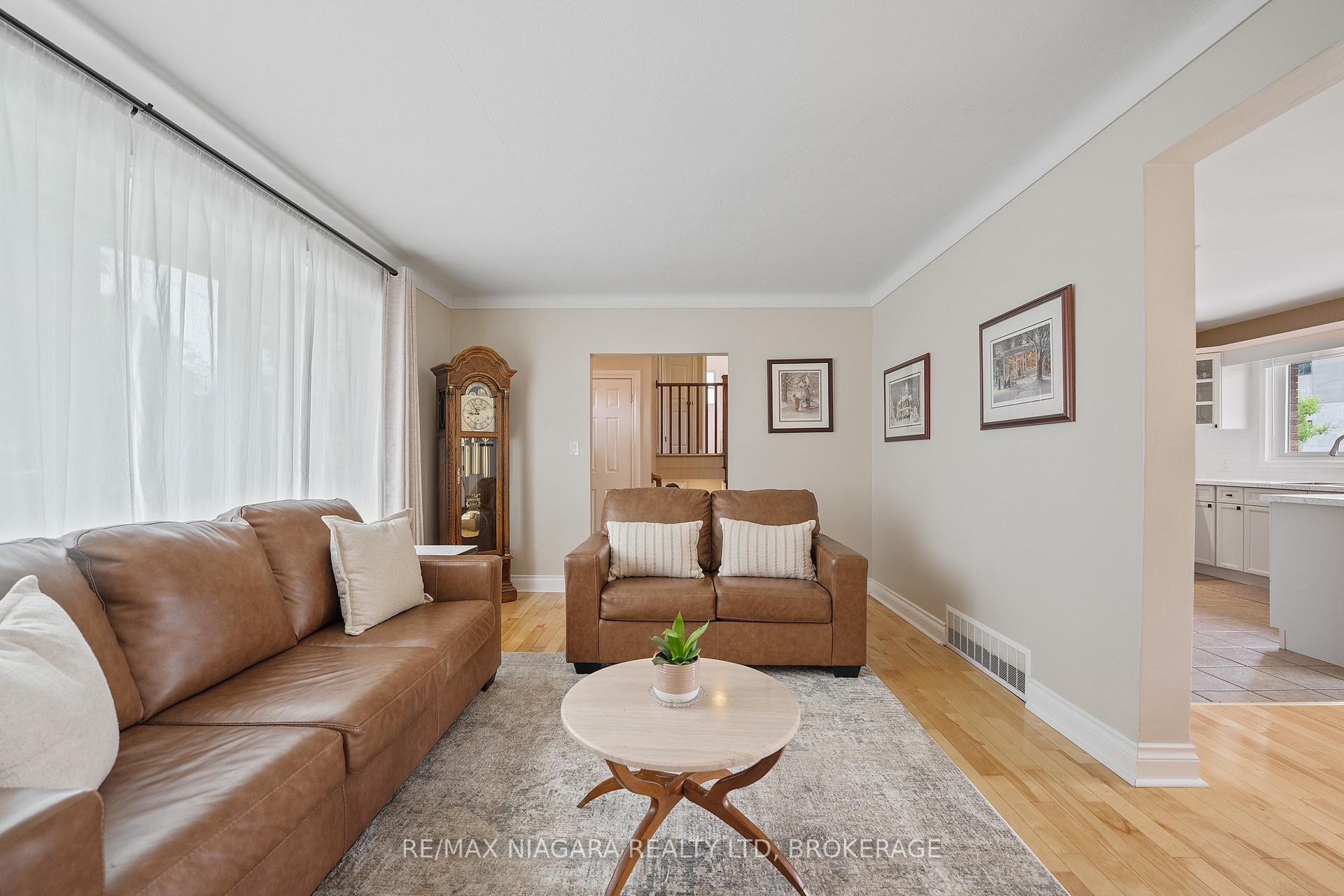 Photo 9 of 25 Oakmount Drive, St. Catharines, Glendale/Glenridge — HOMEH