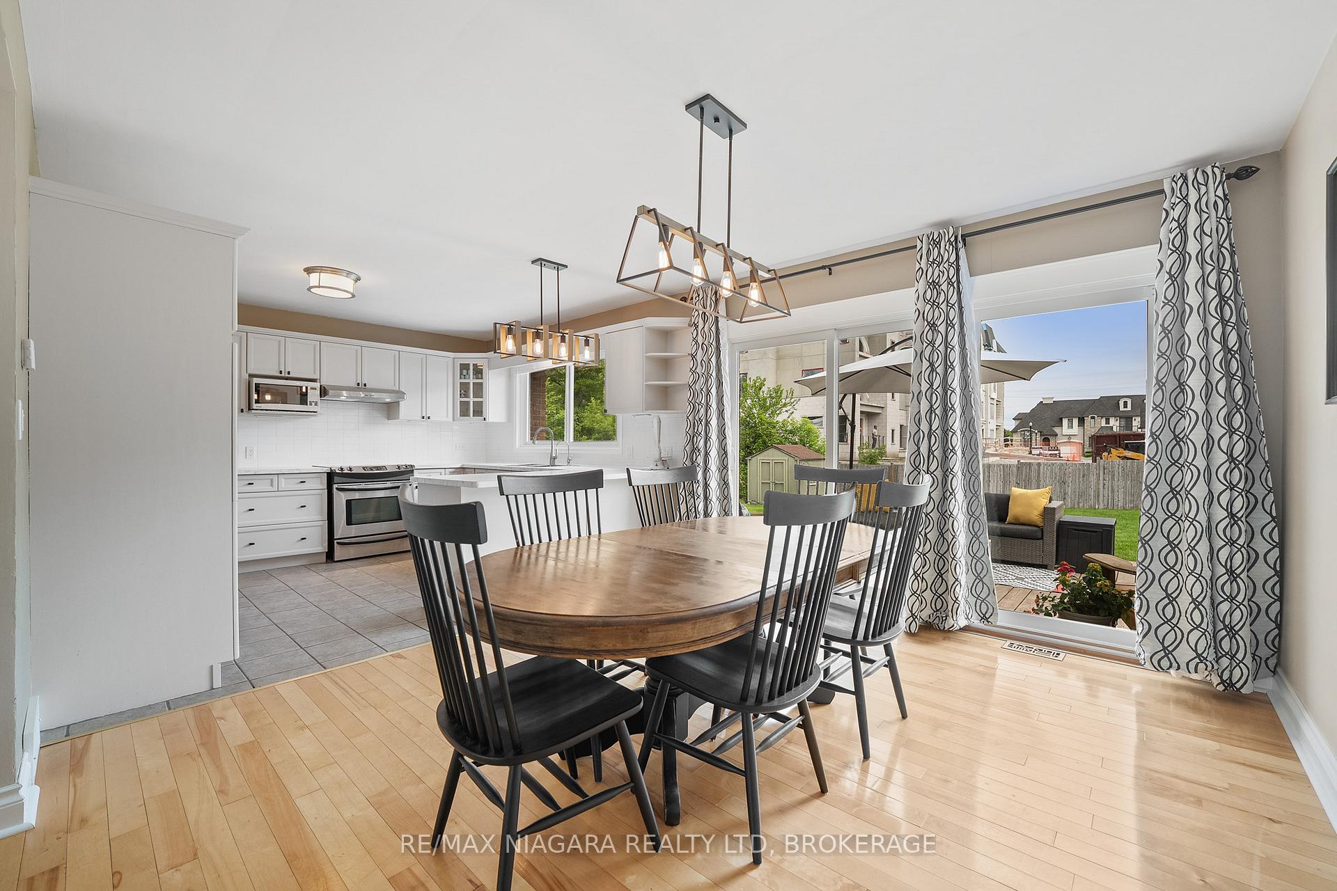 Photo 10 of 25 Oakmount Drive, St. Catharines, Glendale/Glenridge — HOMEH