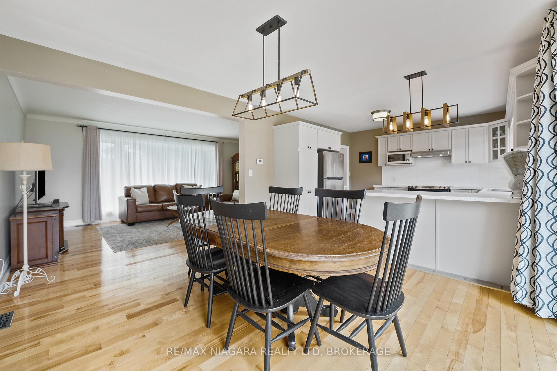 Photo 12 of 25 Oakmount Drive, St. Catharines, Glendale/Glenridge — HOMEH
