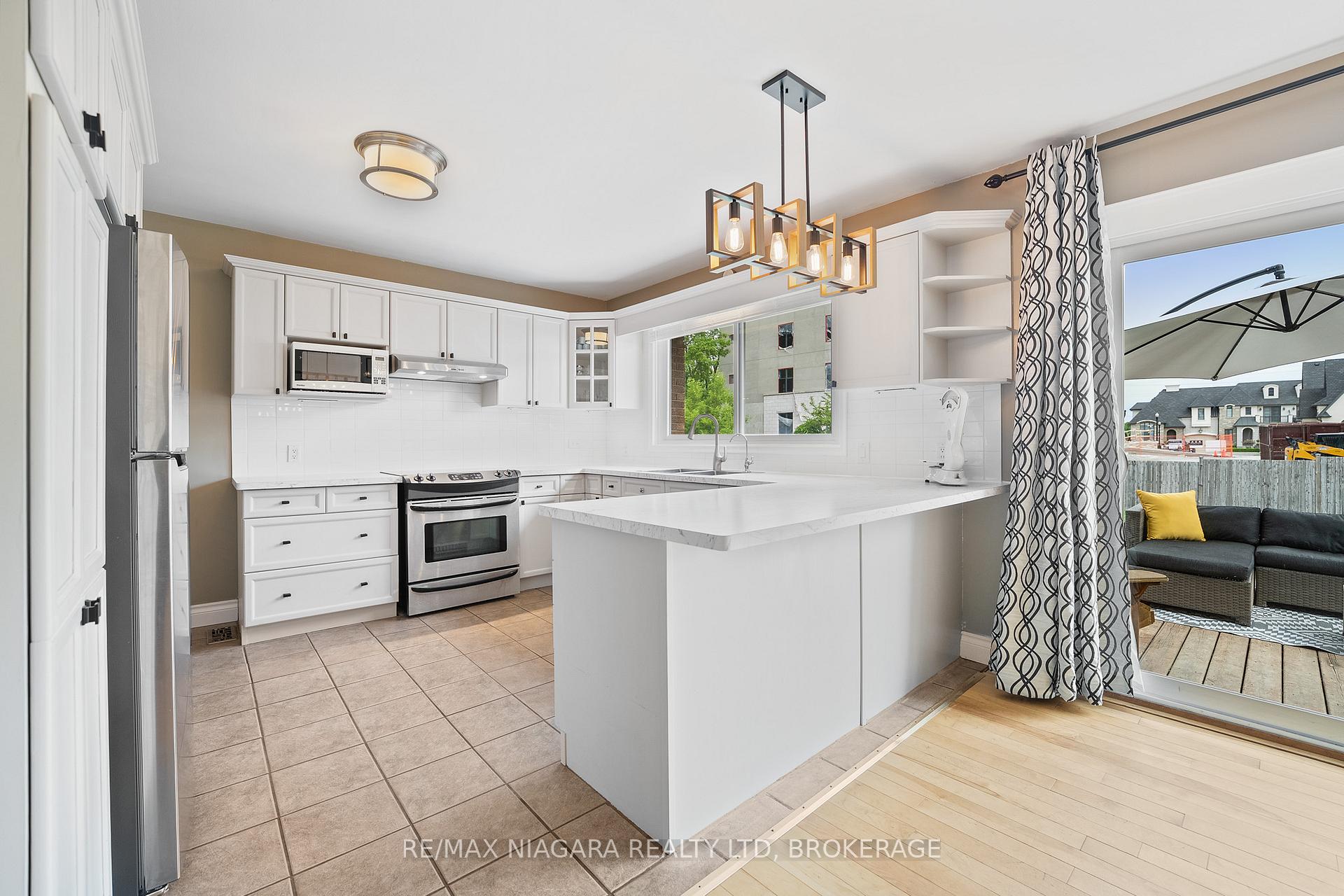 Photo 11 of 25 Oakmount Drive, St. Catharines, Glendale/Glenridge — HOMEH