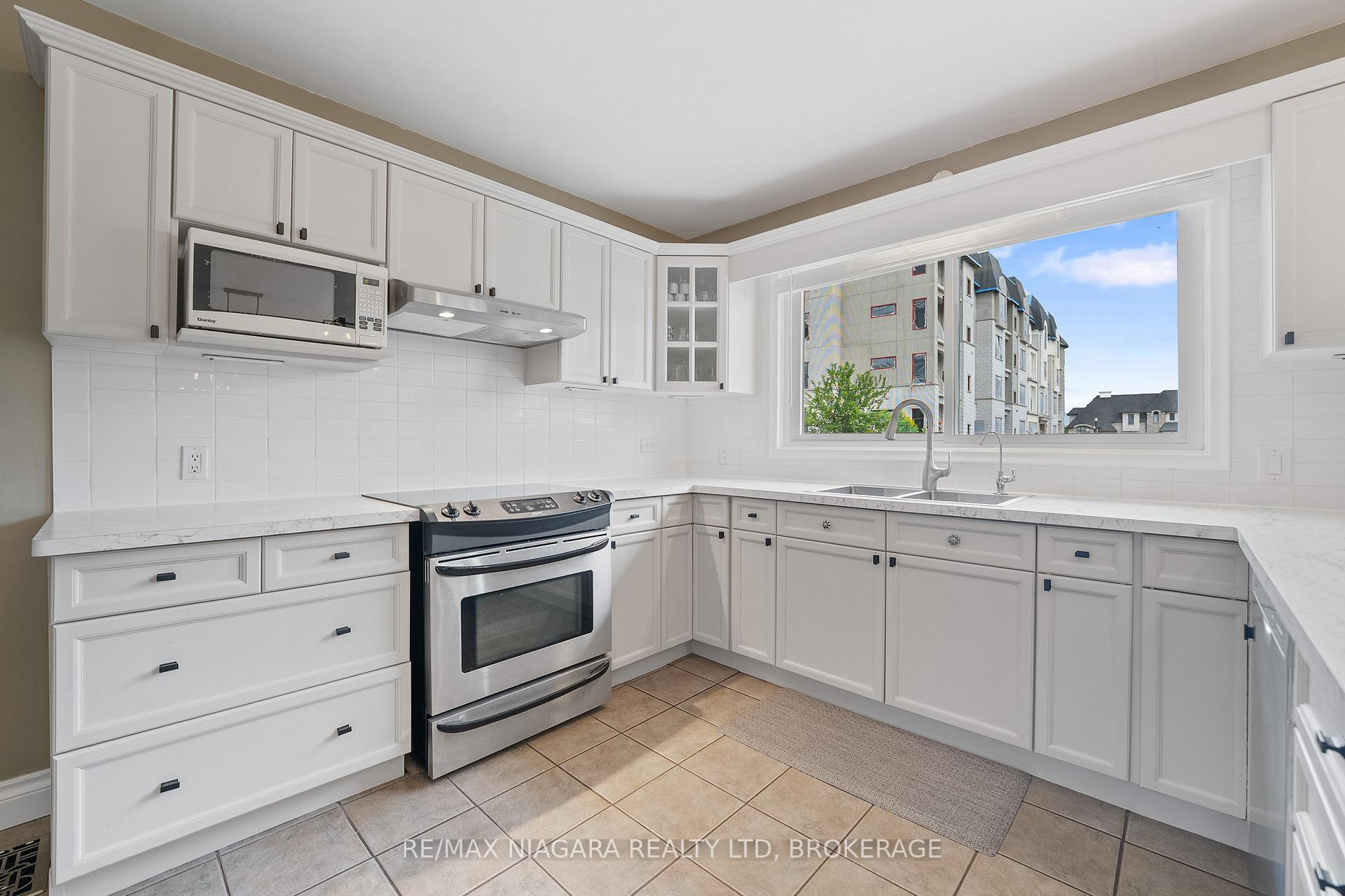 Photo 18 of 25 Oakmount Drive, St. Catharines, Glendale/Glenridge — HOMEH