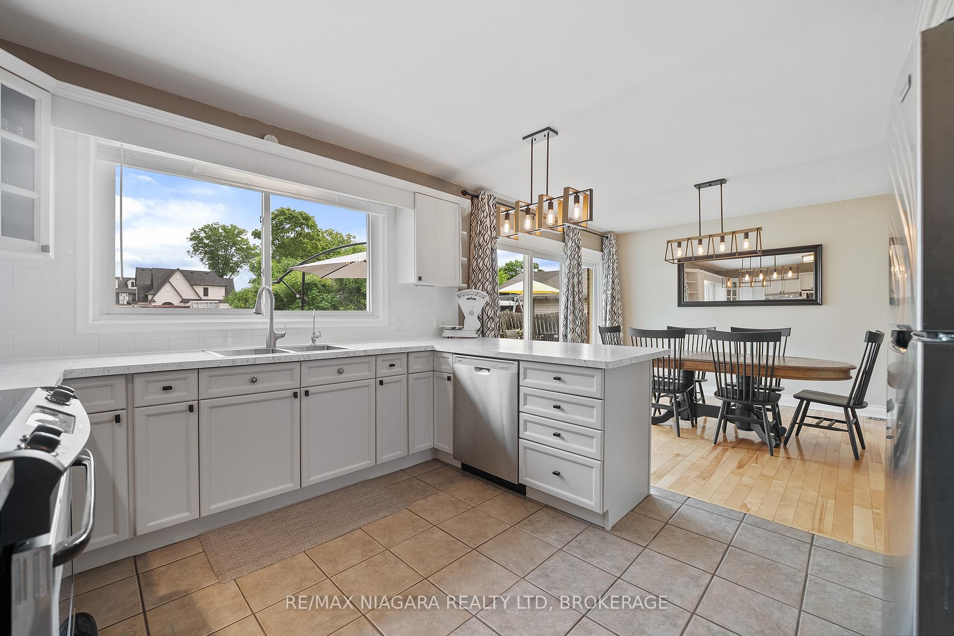 Photo 15 of 25 Oakmount Drive, St. Catharines, Glendale/Glenridge — HOMEH
