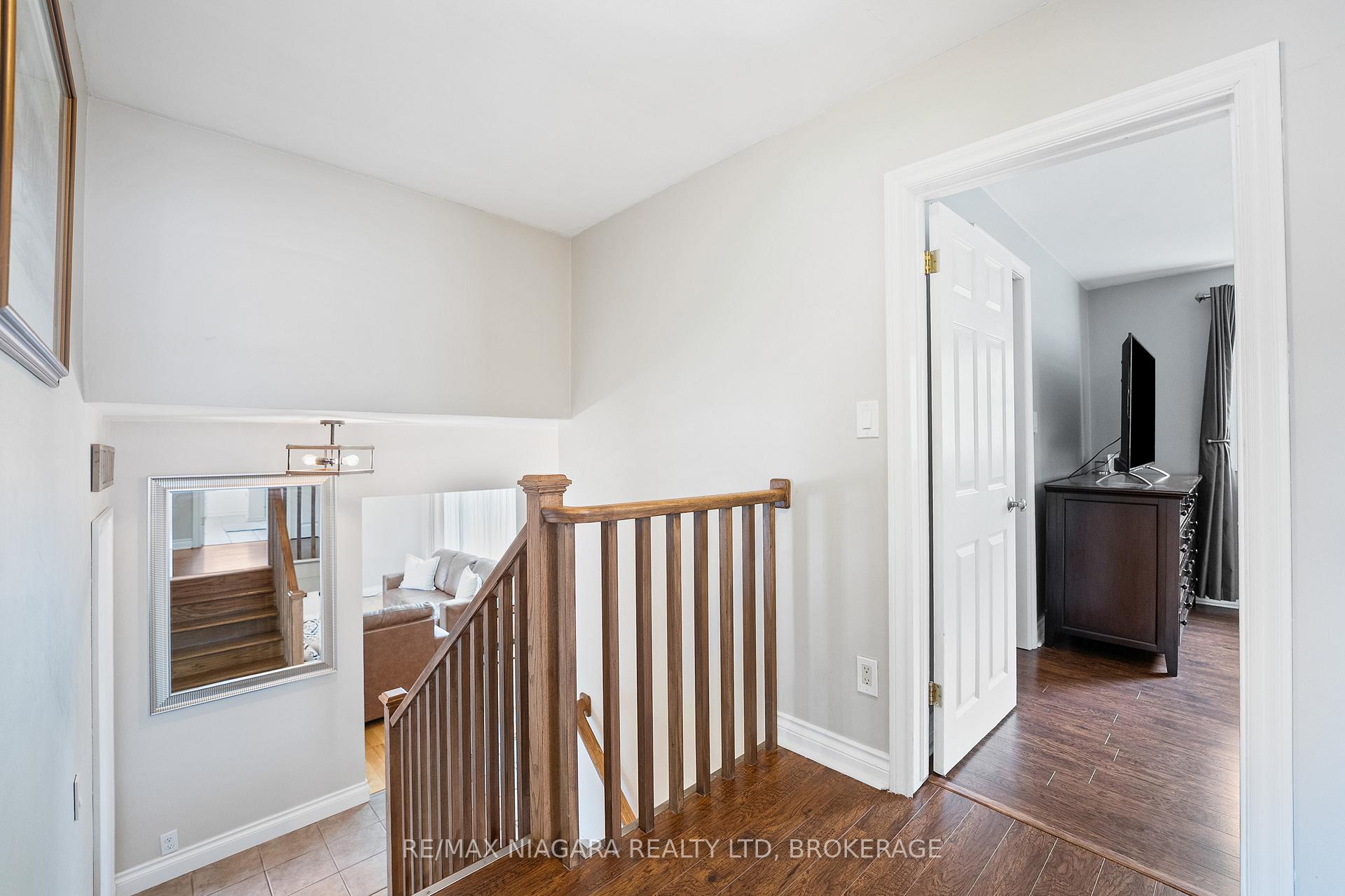 Photo 19 of 25 Oakmount Drive, St. Catharines, Glendale/Glenridge — HOMEH