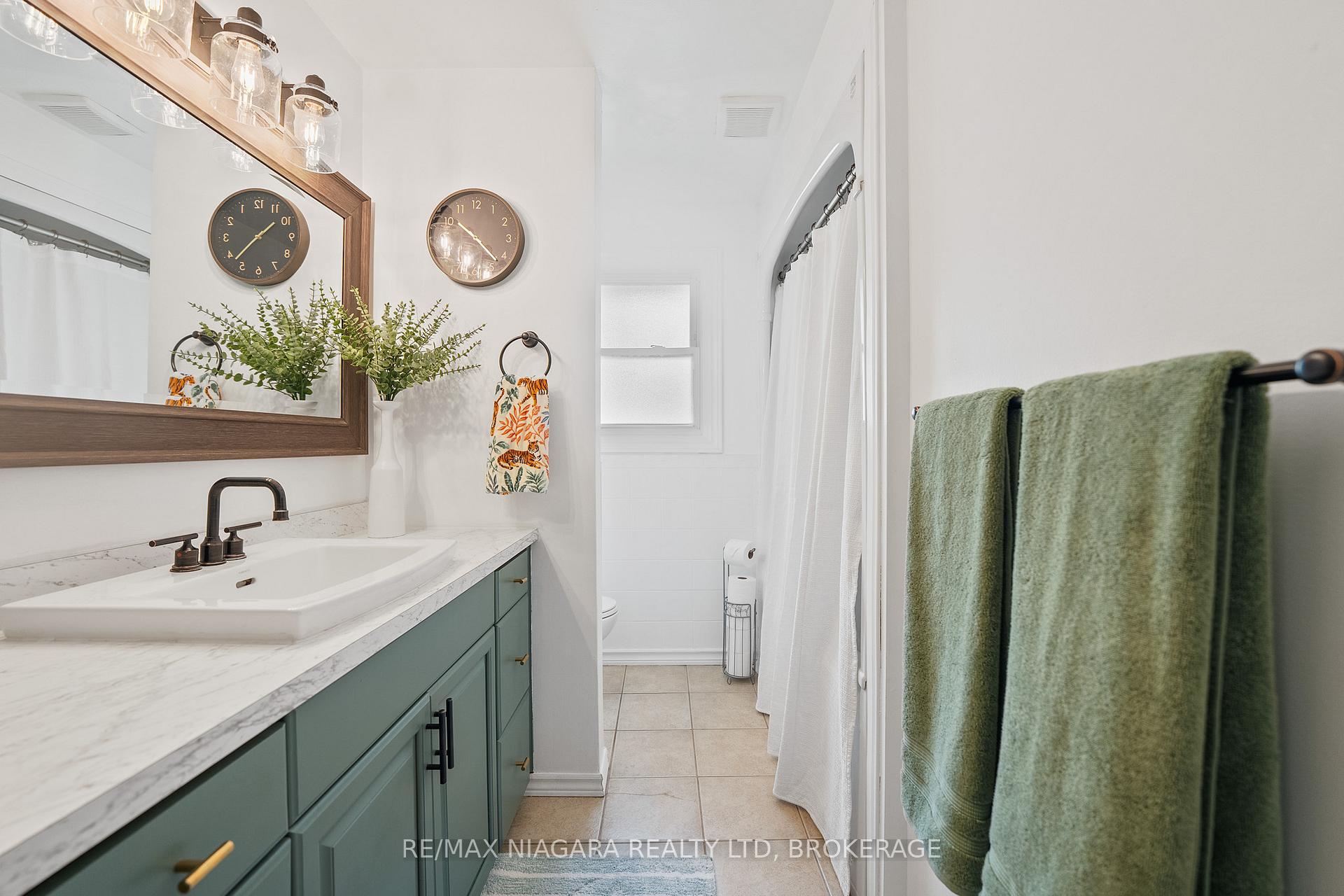 Photo 14 of 25 Oakmount Drive, St. Catharines, Glendale/Glenridge — HOMEH