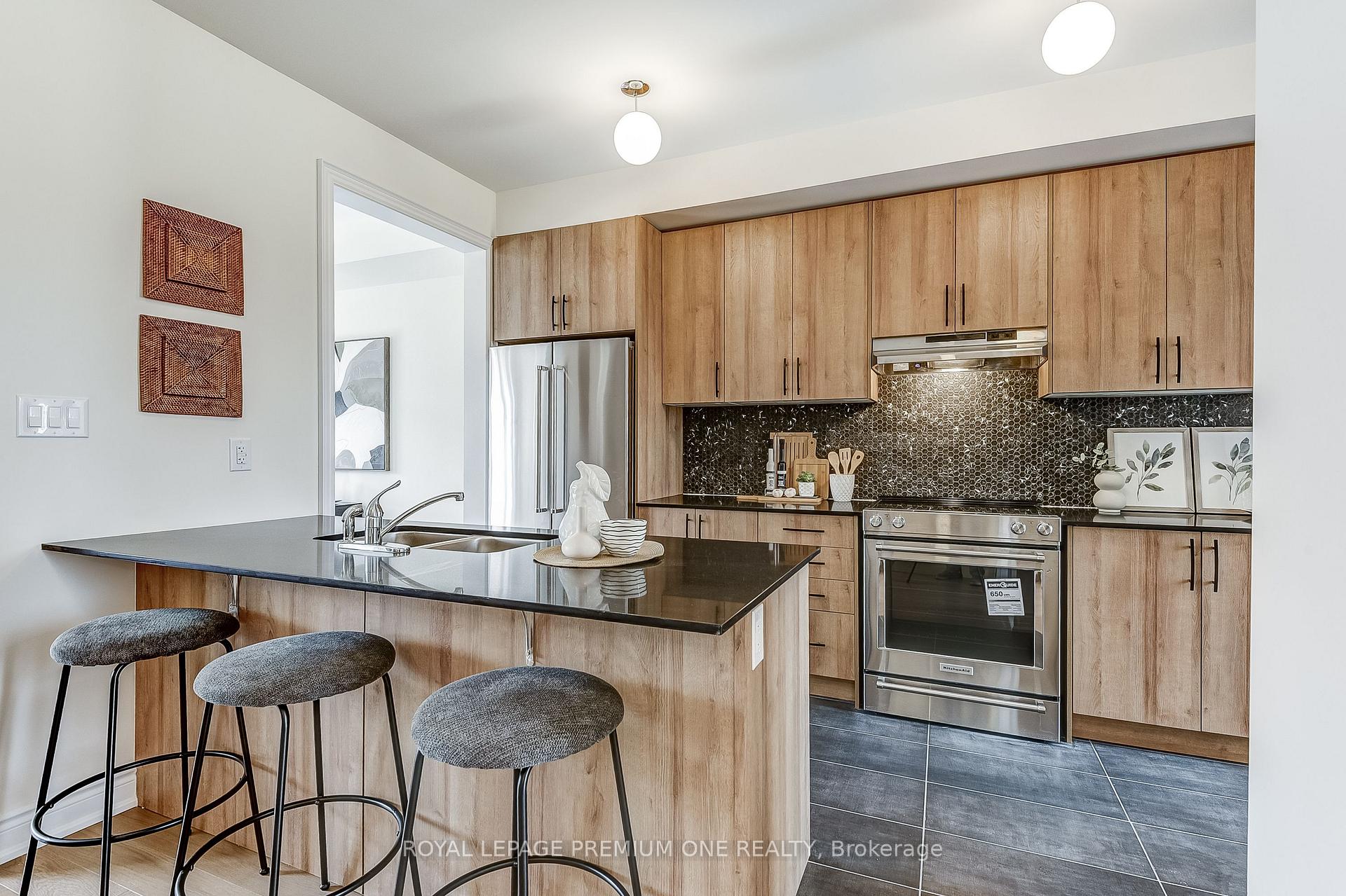 Photo 8 of 141 Tennant Circle, Vaughan, Vellore Village — HOMEH
