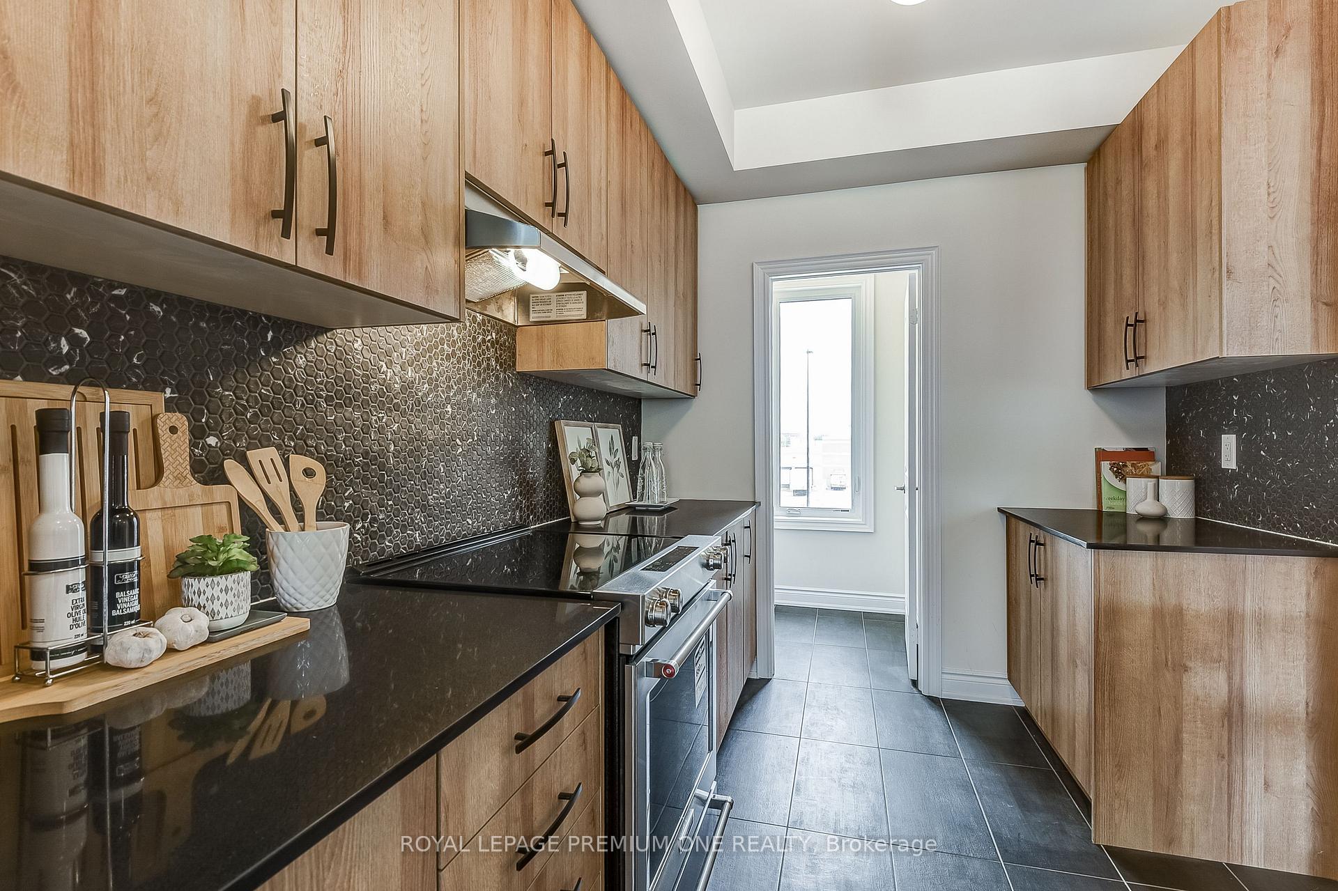 Photo 18 of 141 Tennant Circle, Vaughan, Vellore Village — HOMEH