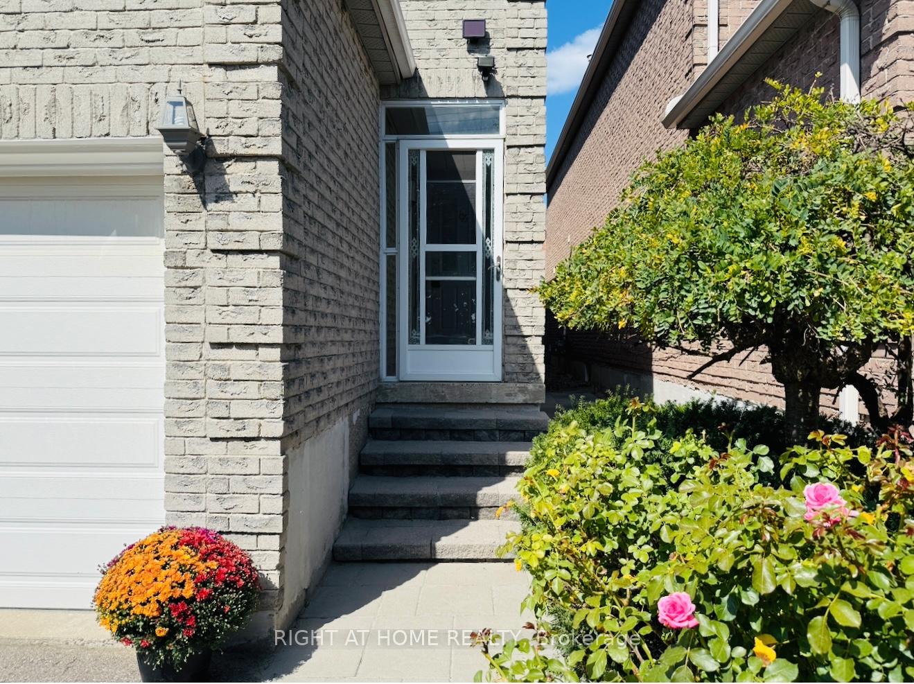 Photo 2 of 96 Irenemount Crescent, Markham, Middlefield — HOMEH