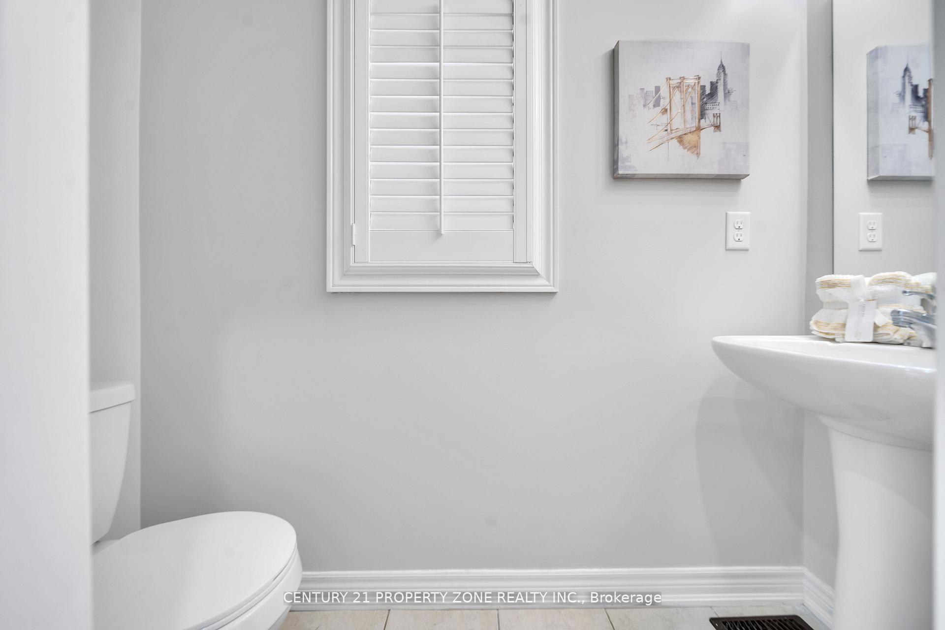 Photo 3 of 17 Crumlin Crescent, Brampton, Credit Valley — HOMEH