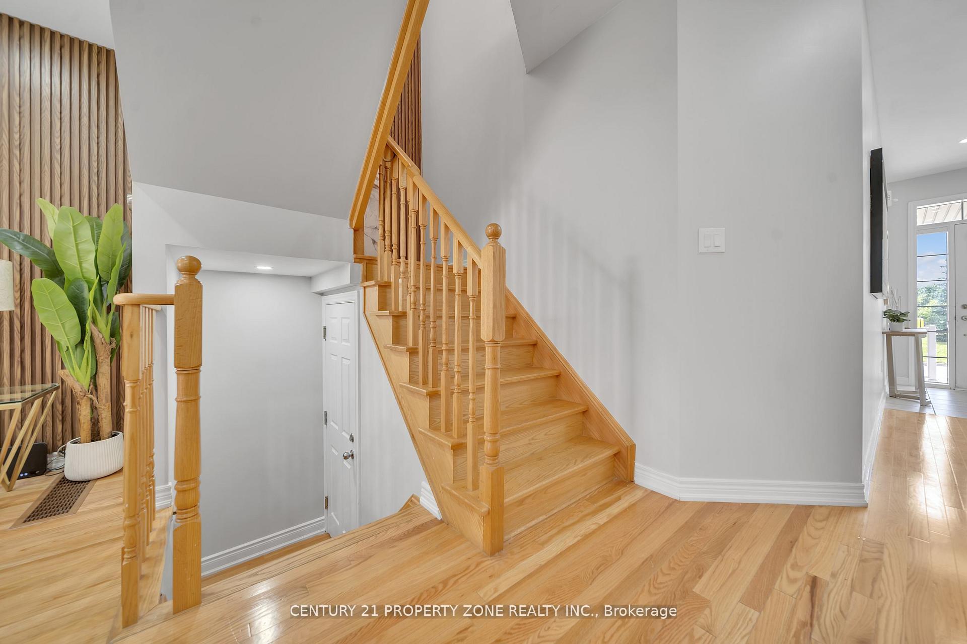 Photo 10 of 17 Crumlin Crescent, Brampton, Credit Valley — HOMEH