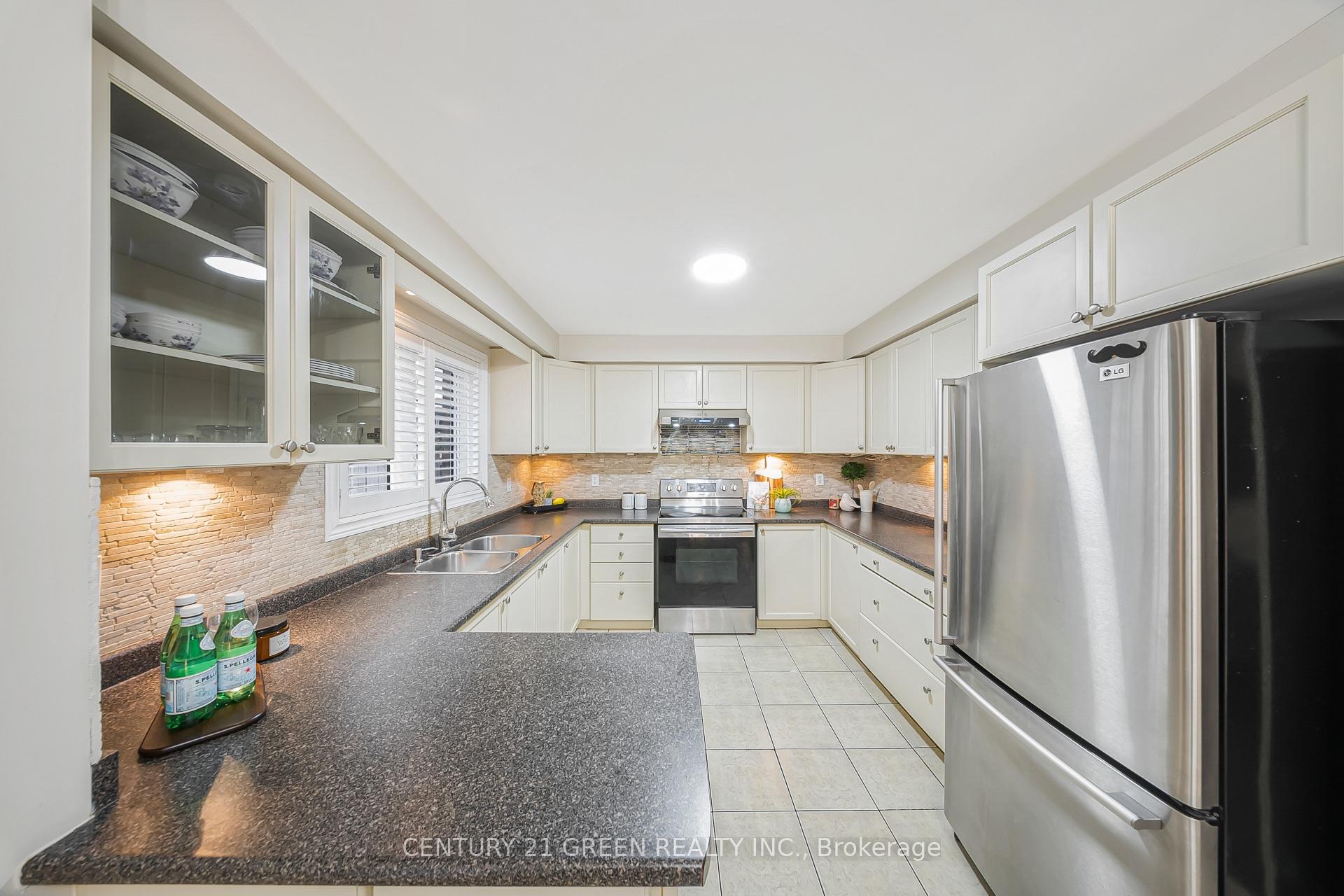 Photo 18 of 35 Samantha Crescent, Brampton, Sandringham-Wellington — HOMEH