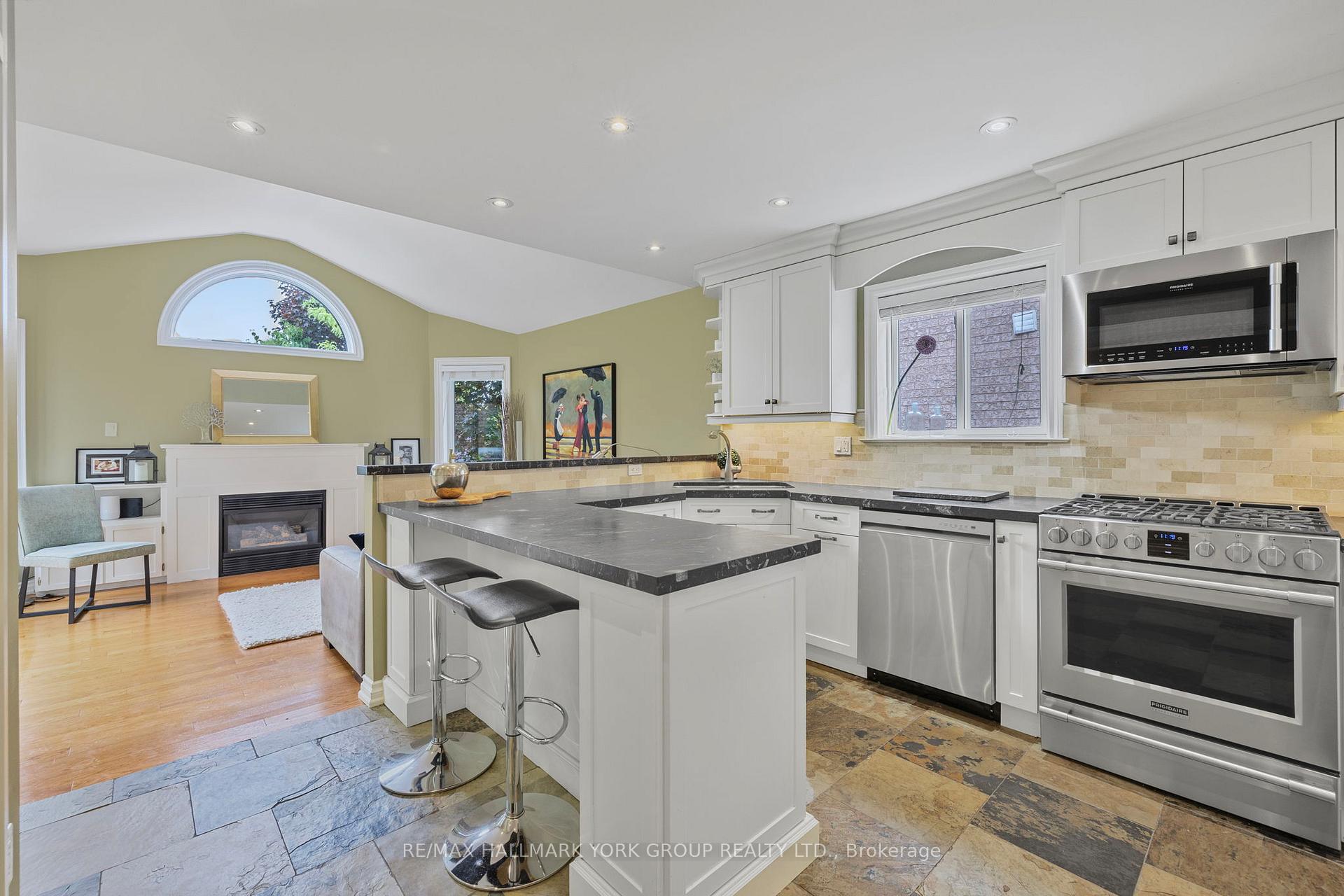 Photo 10 of 110 Rush Road, Aurora, Bayview Wellington — HOMEH