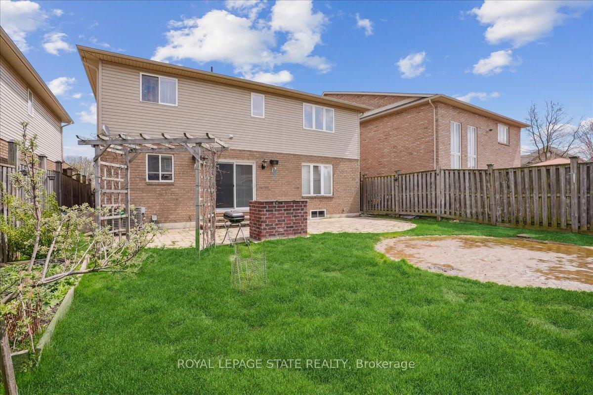 Photo 18 of 7 Bocelli Crescent, Hamilton, Rural Glanbrook — HOMEH