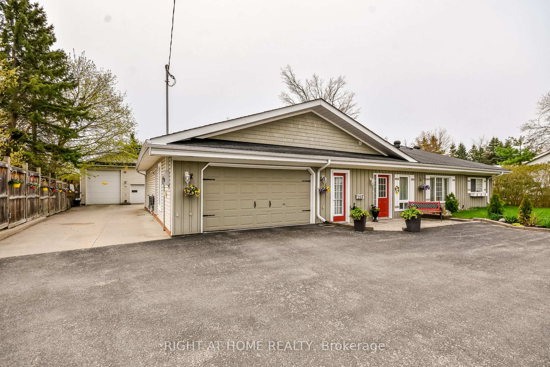 Photo 13 of 287 Edgehill Drive, Barrie, Edgehill Drive — HOMEH