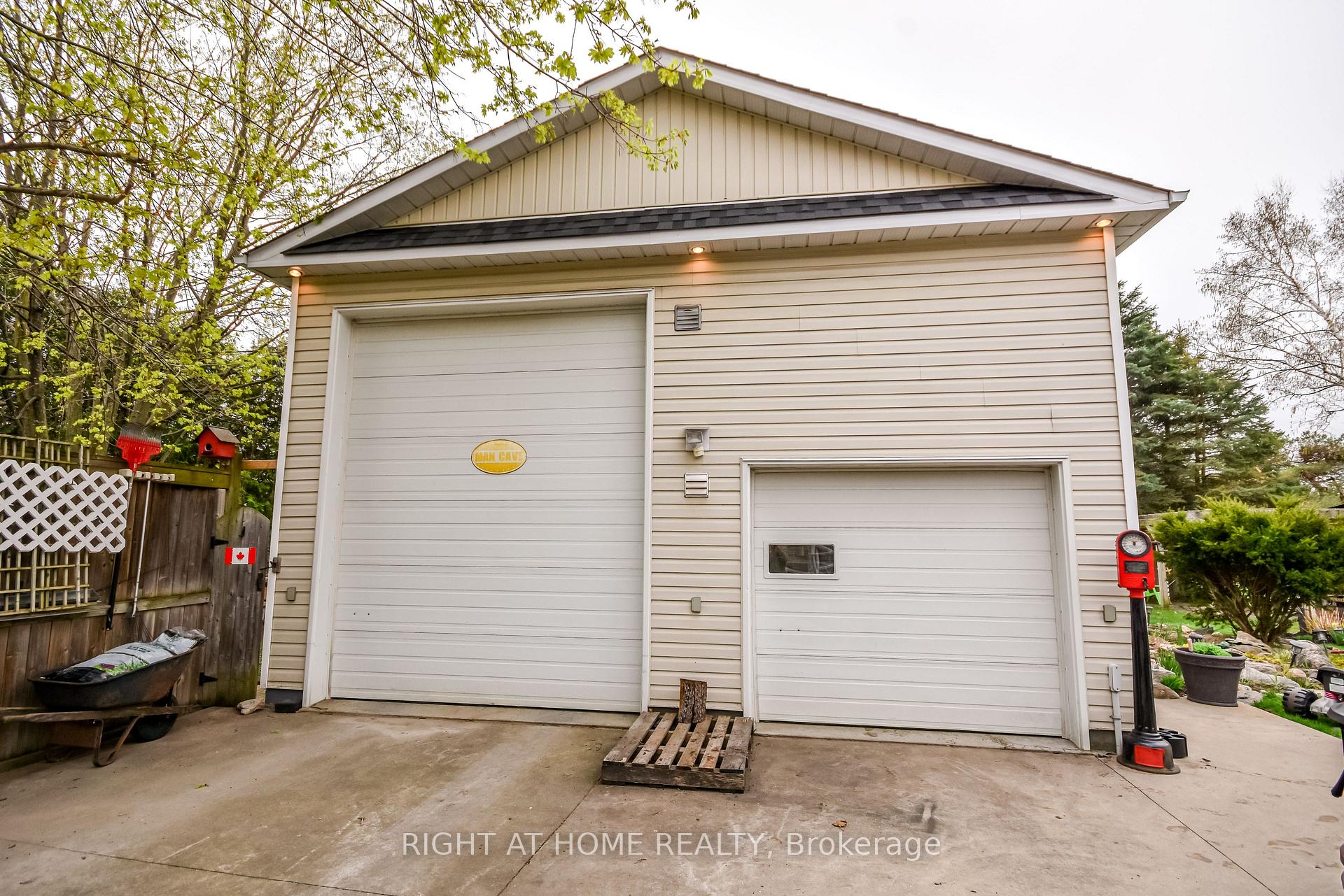 Photo 10 of 287 Edgehill Drive, Barrie, Edgehill Drive — HOMEH