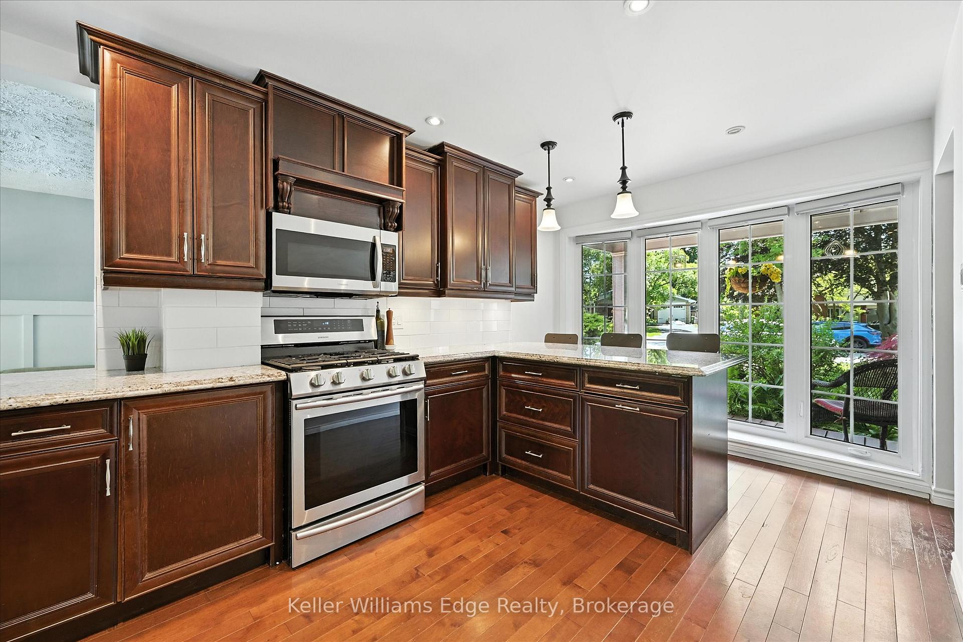 Photo 14 of 18 Moonglow Place, Hamilton, Dundas — HOMEH