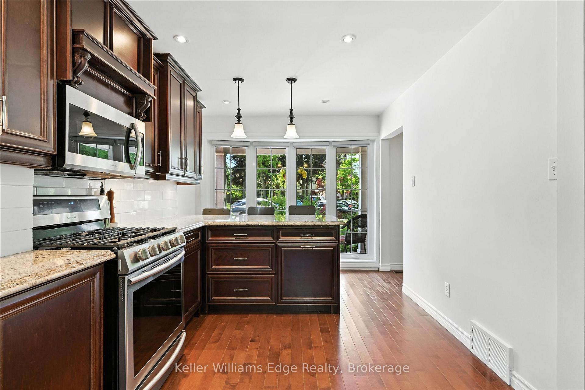 Photo 10 of 18 Moonglow Place, Hamilton, Dundas — HOMEH