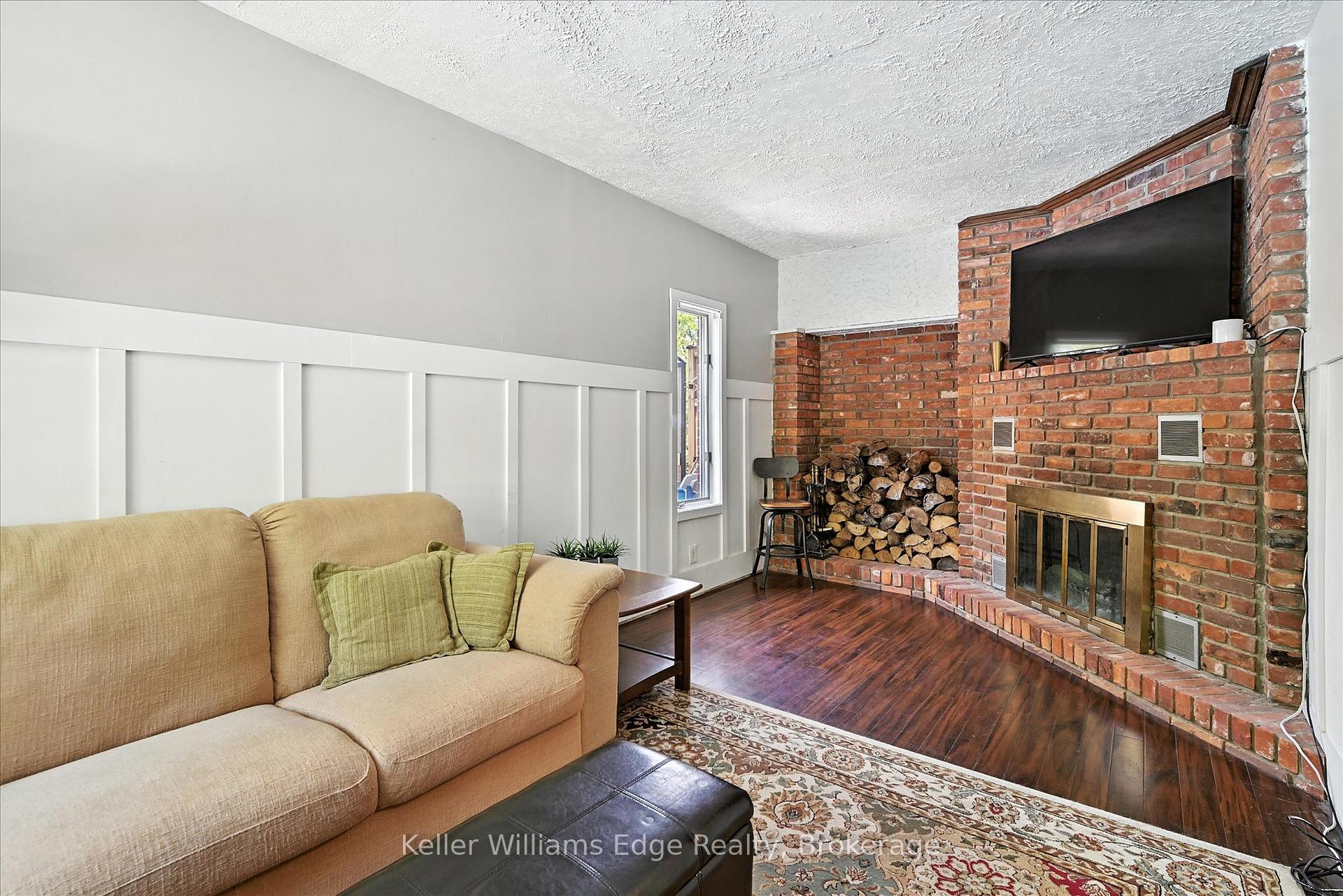 Photo 13 of 18 Moonglow Place, Hamilton, Dundas — HOMEH
