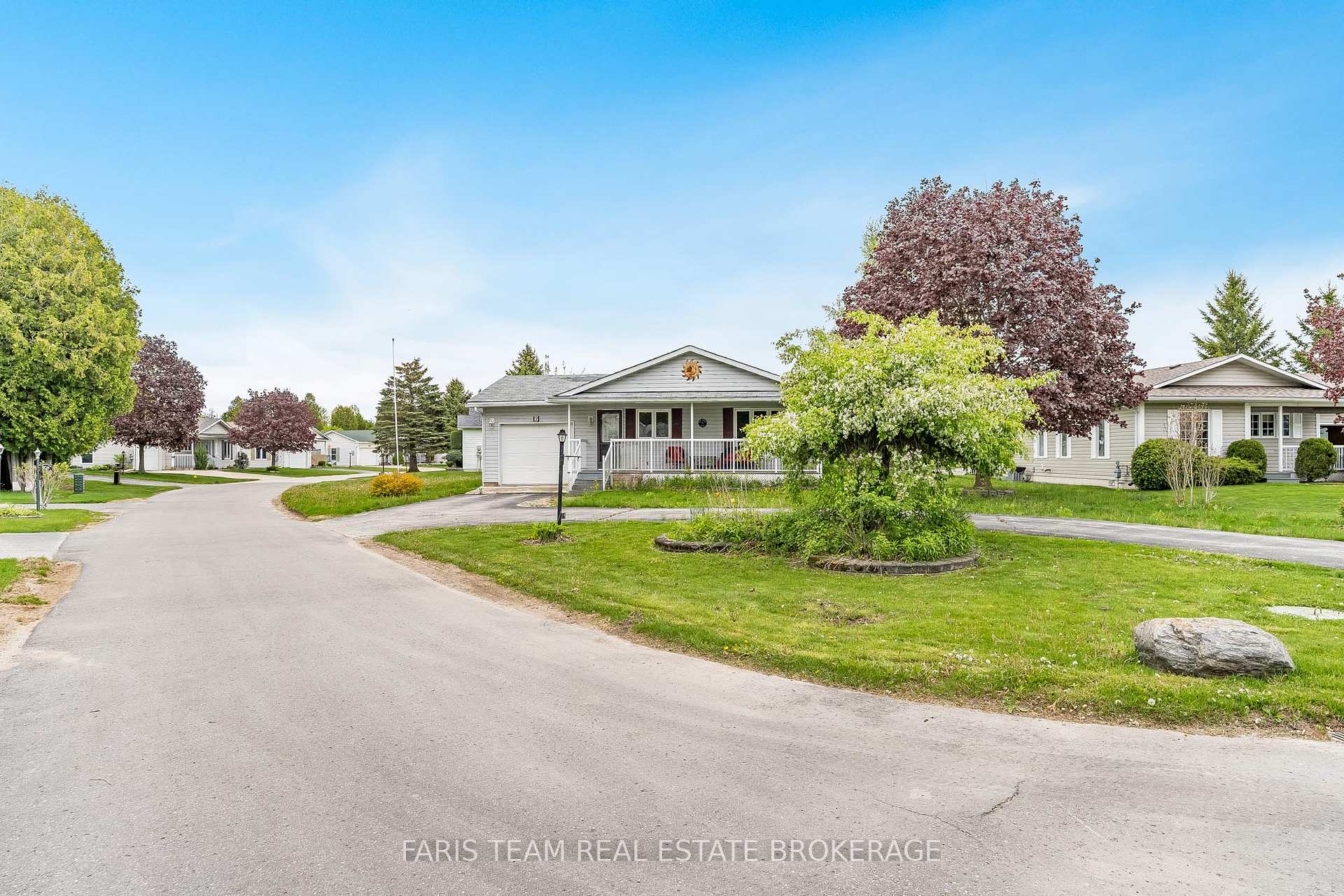Photo 3 of 2 St James Place, Wasaga Beach — HOMEH