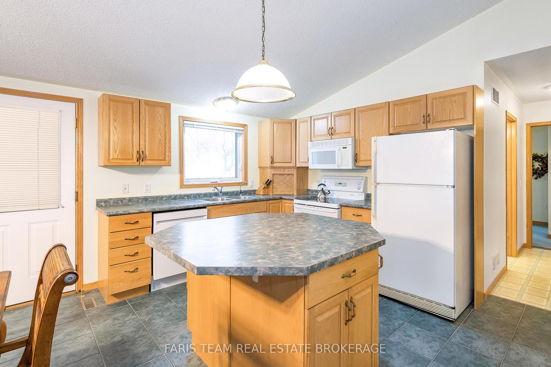 Photo 5 of 2 St James Place, Wasaga Beach — HOMEH