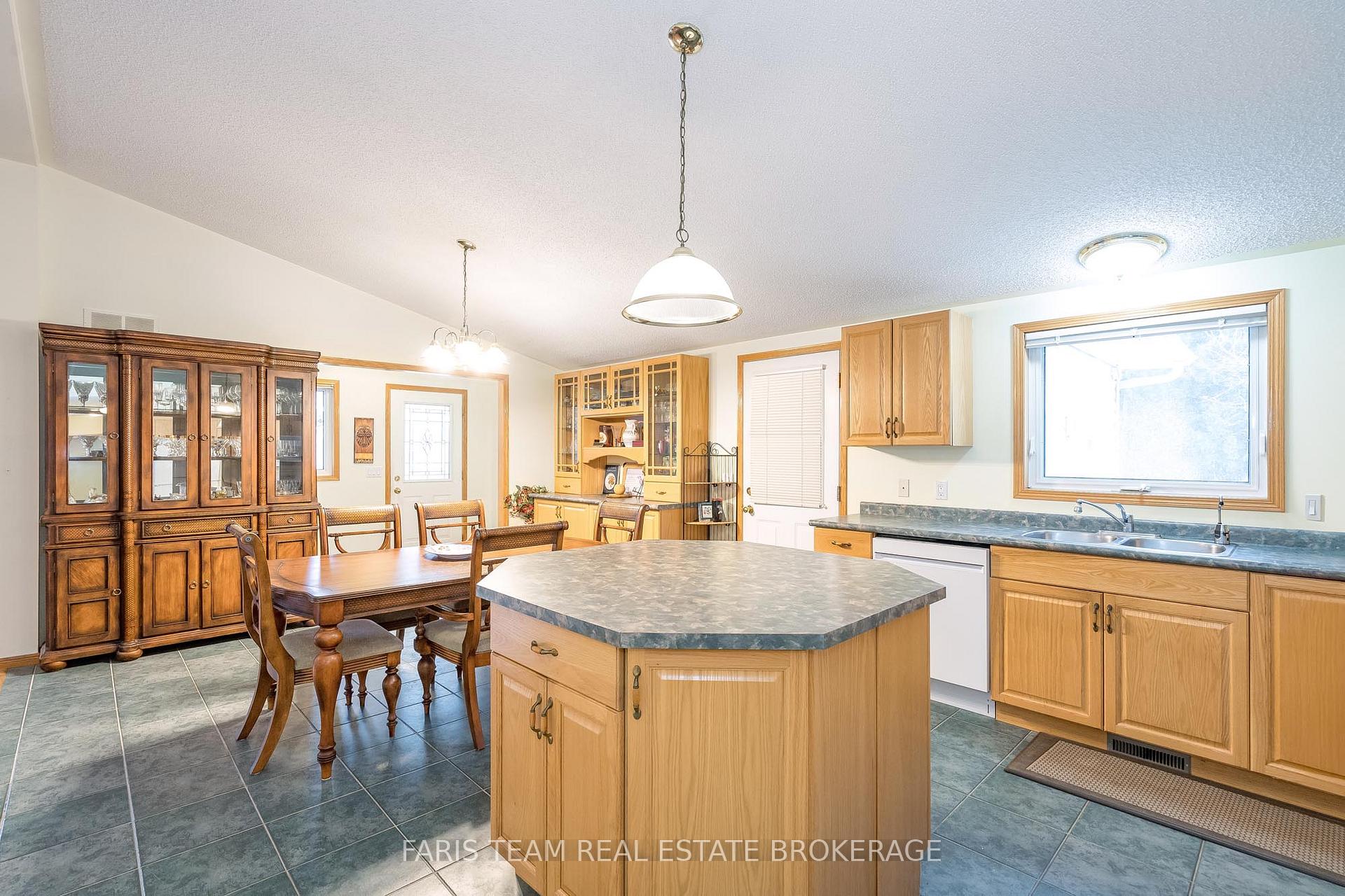 Photo 8 of 2 St James Place, Wasaga Beach — HOMEH