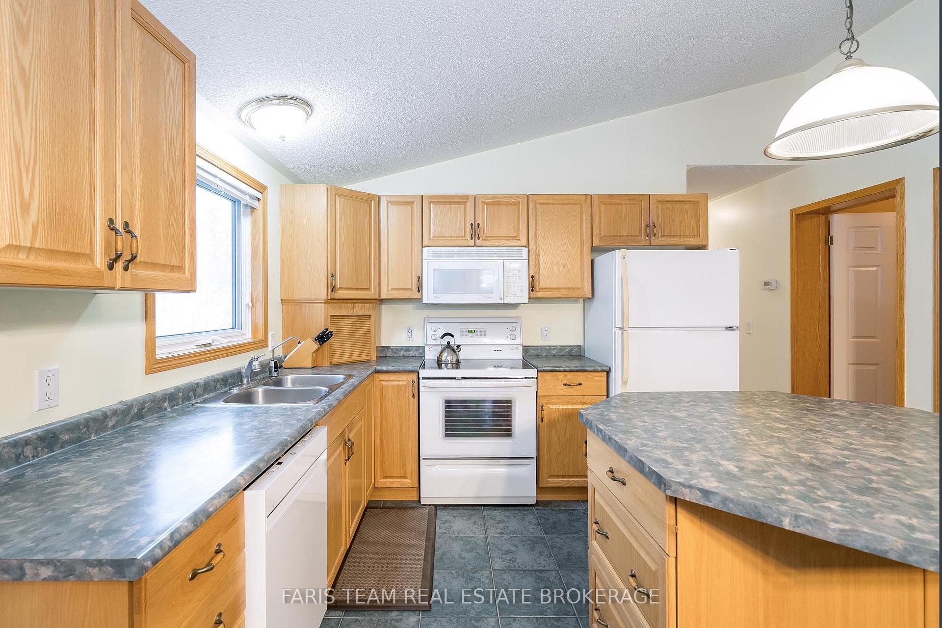 Photo 6 of 2 St James Place, Wasaga Beach — HOMEH