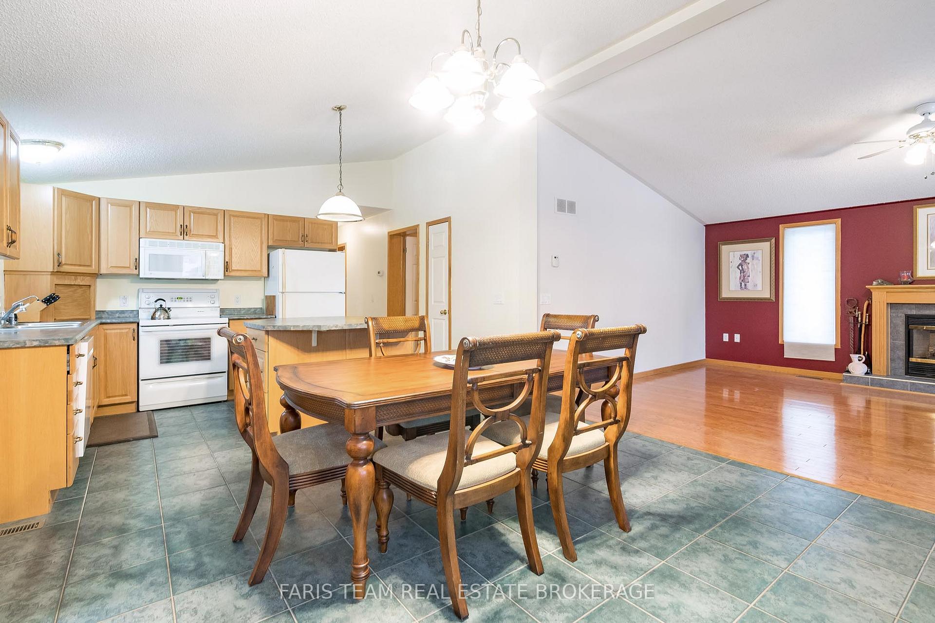 Photo 4 of 2 St James Place, Wasaga Beach — HOMEH