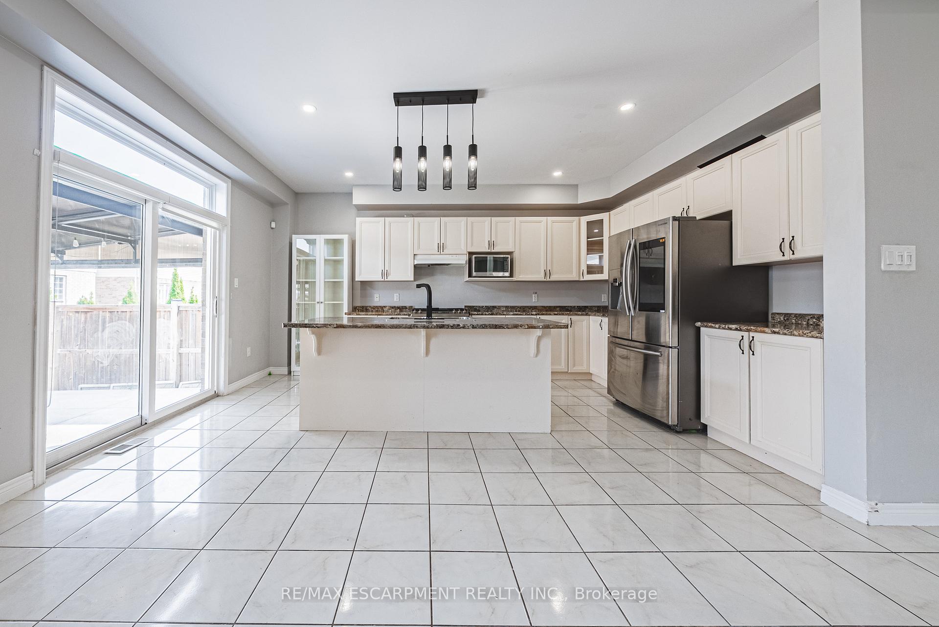 Photo 4 of 128 Medici Lane, Hamilton, Carpenter — HOMEH