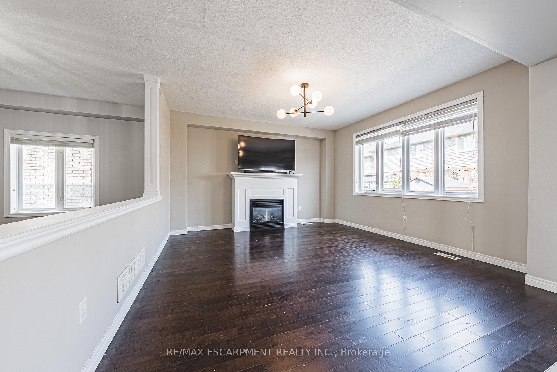 Photo 14 of 128 Medici Lane, Hamilton, Carpenter — HOMEH
