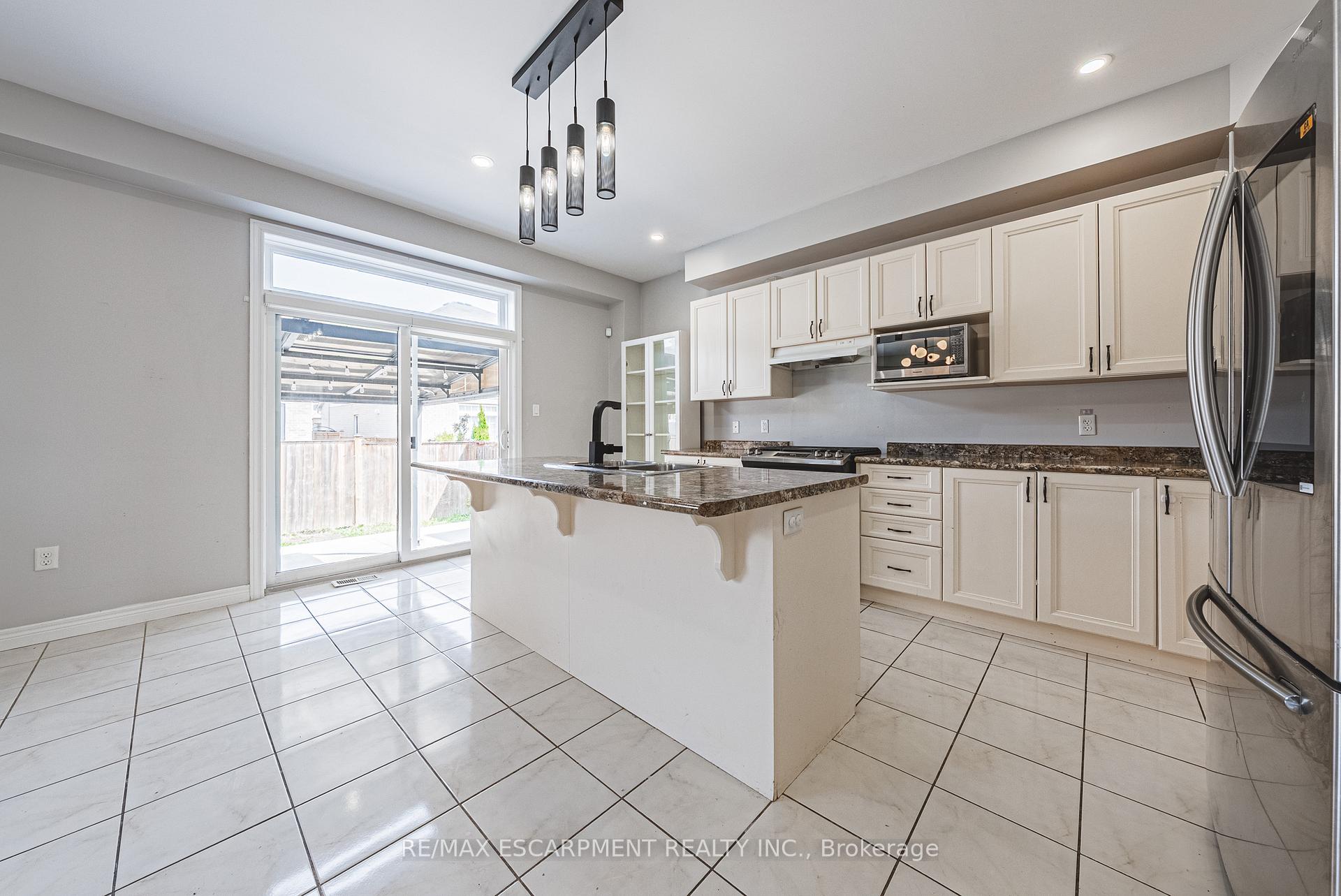 Photo 12 of 128 Medici Lane, Hamilton, Carpenter — HOMEH