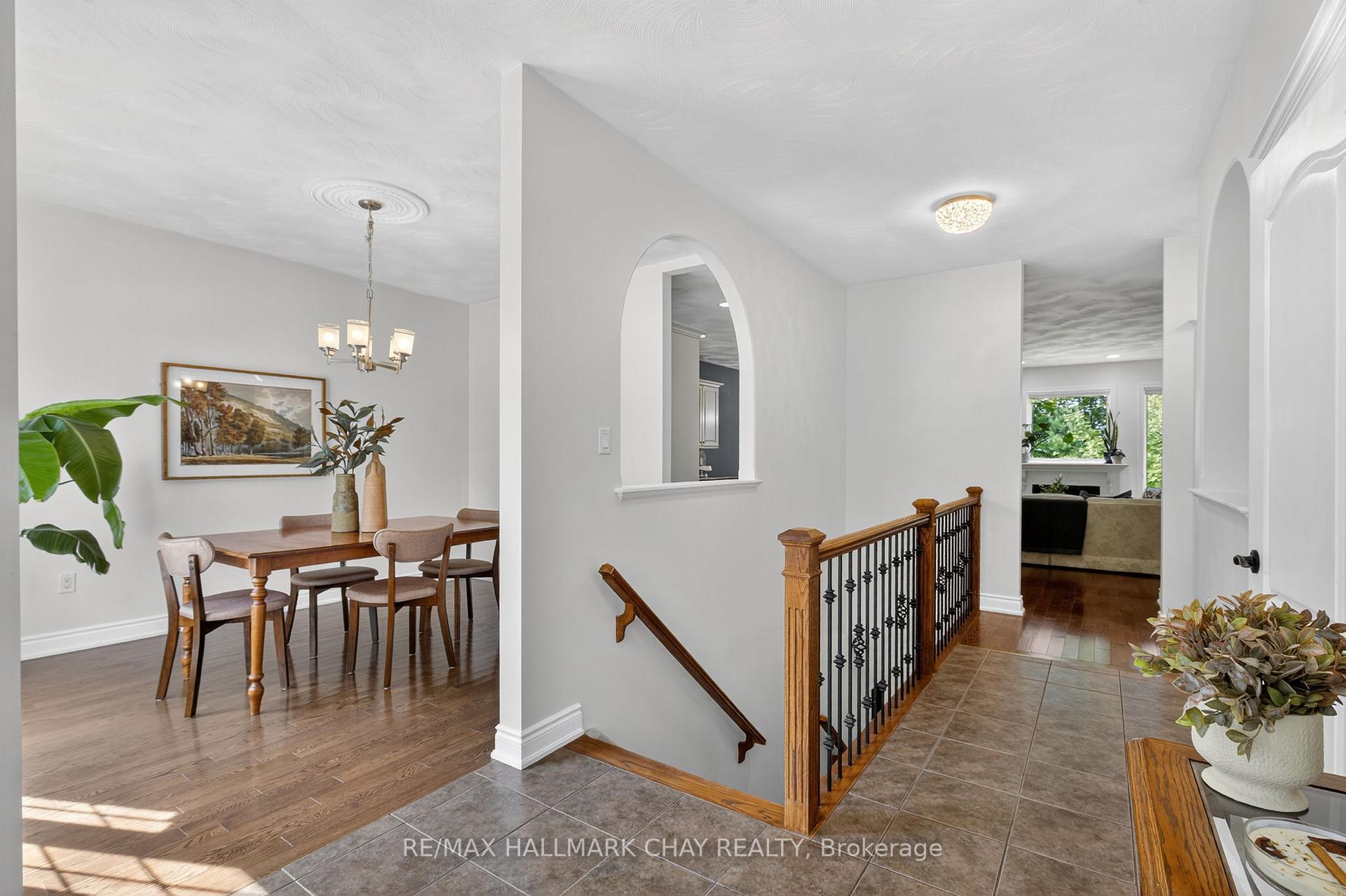 Photo 3 of 32 Wildwood Trail, Barrie, Ardagh — HOMEH