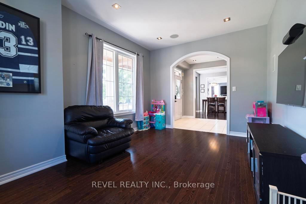 Photo 13 of 1 Coastline Drive, Brampton, Bram West — HOMEH