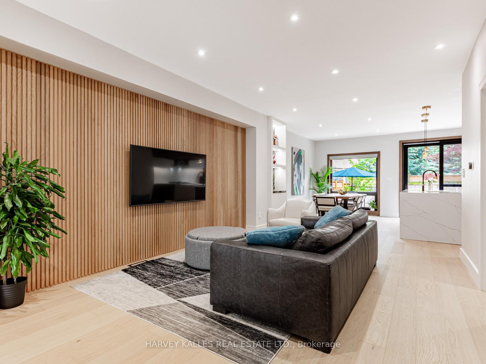 Photo 2 of 128 Kingsbridge Circle, Vaughan, Beverley Glen — HOMEH