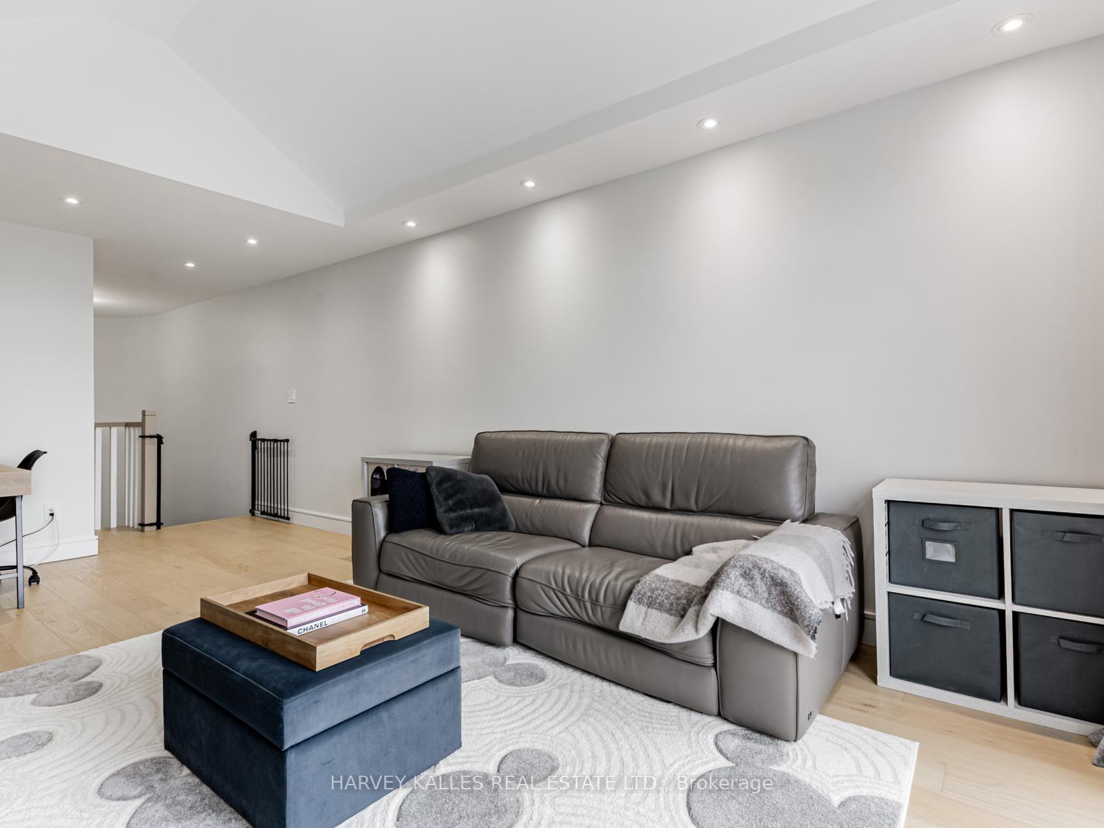 Photo 9 of 128 Kingsbridge Circle, Vaughan, Beverley Glen — HOMEH