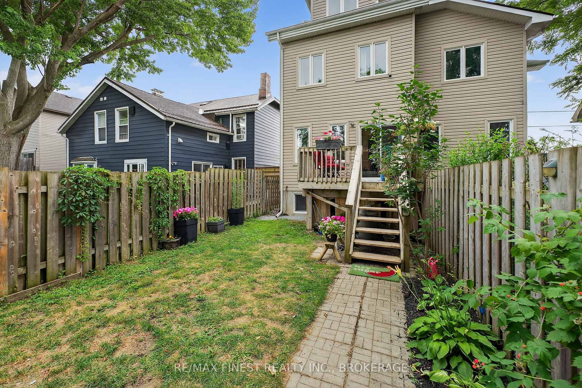 Photo 25 of 39 Charles Street, Kingston, East of Sir John A. Blvd — HOMEH