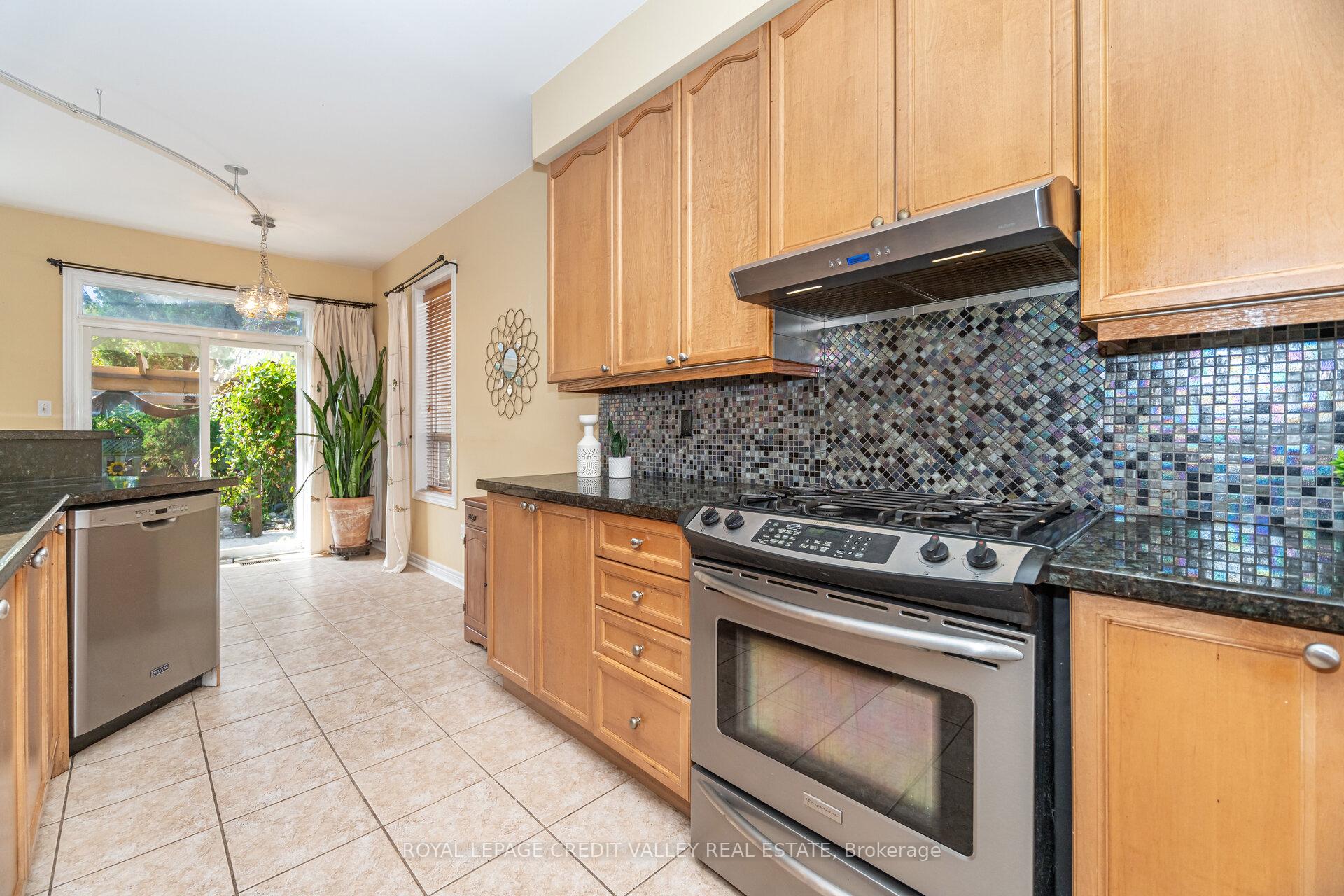 Photo 16 of 91 Trailside Walk, Brampton, Bramalea North Industrial — HOMEH
