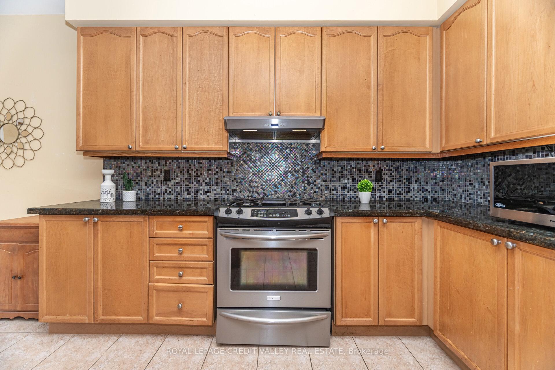 Photo 4 of 91 Trailside Walk, Brampton, Bramalea North Industrial — HOMEH