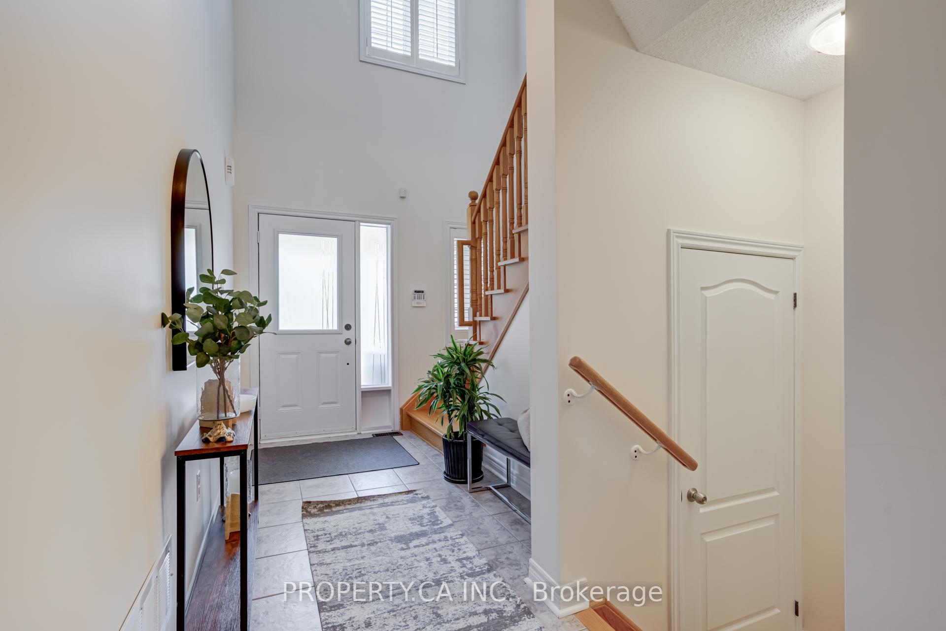 Photo 2 of 35 Canyon Gate Crescent, Vaughan, Rural Vaughan — HOMEH