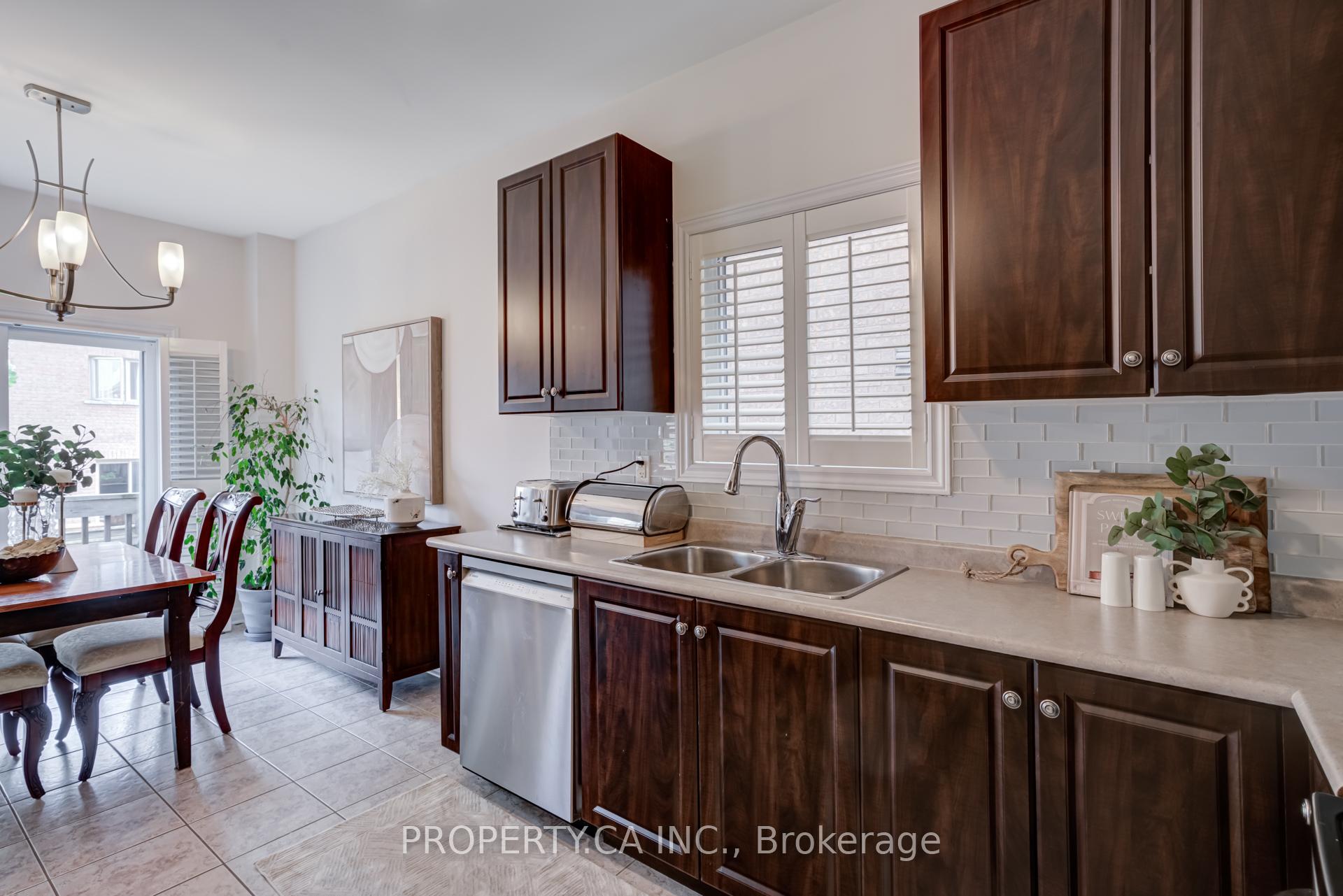 Photo 12 of 35 Canyon Gate Crescent, Vaughan, Rural Vaughan — HOMEH