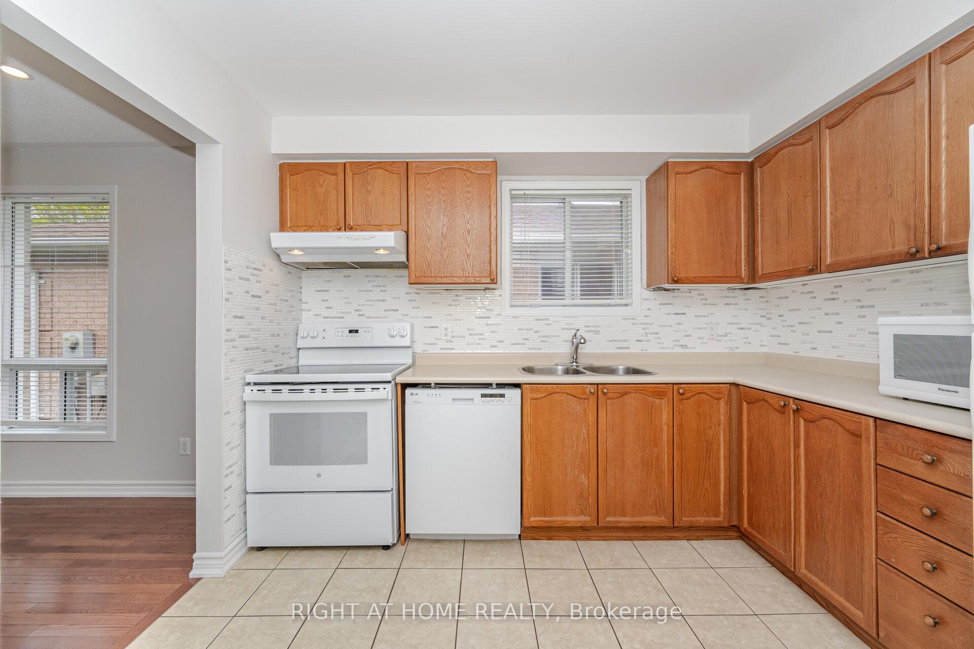 Photo 8 of 75 Kate Aitken Crescent, New Tecumseth, Beeton — HOMEH