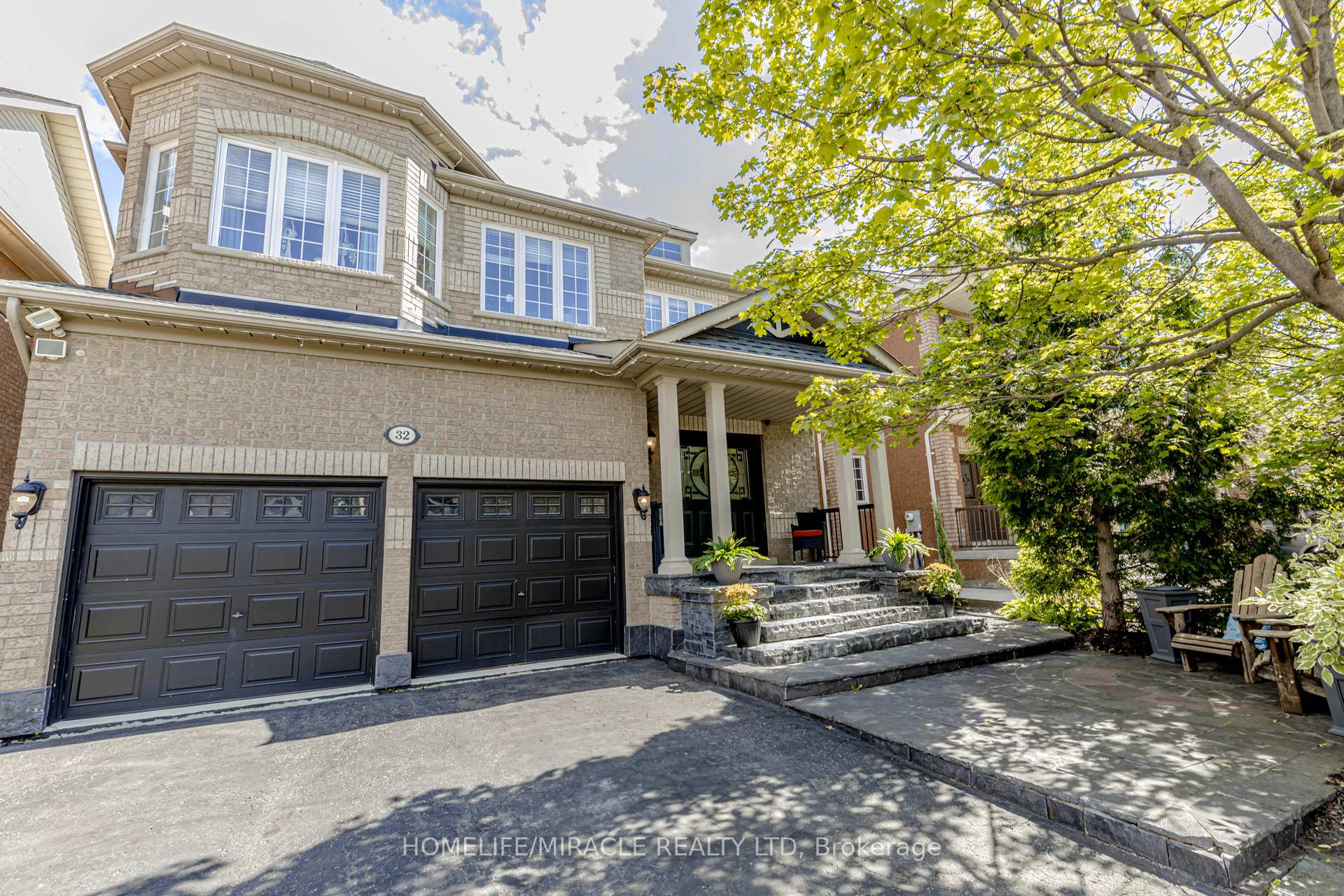 Photo 4 of 32 Masters Green Crescent, Brampton, Snelgrove — HOMEH