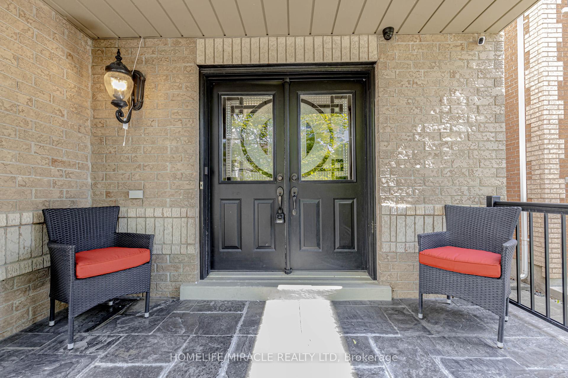 Photo 2 of 32 Masters Green Crescent, Brampton, Snelgrove — HOMEH