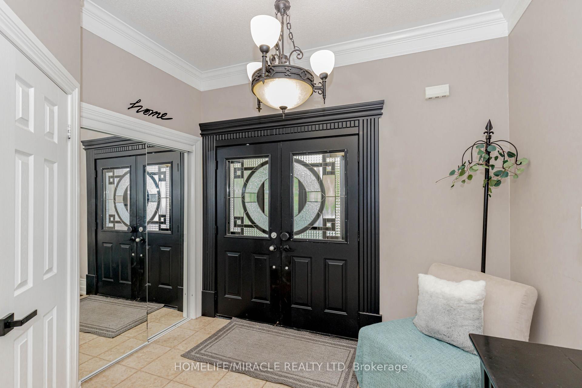 Photo 3 of 32 Masters Green Crescent, Brampton, Snelgrove — HOMEH