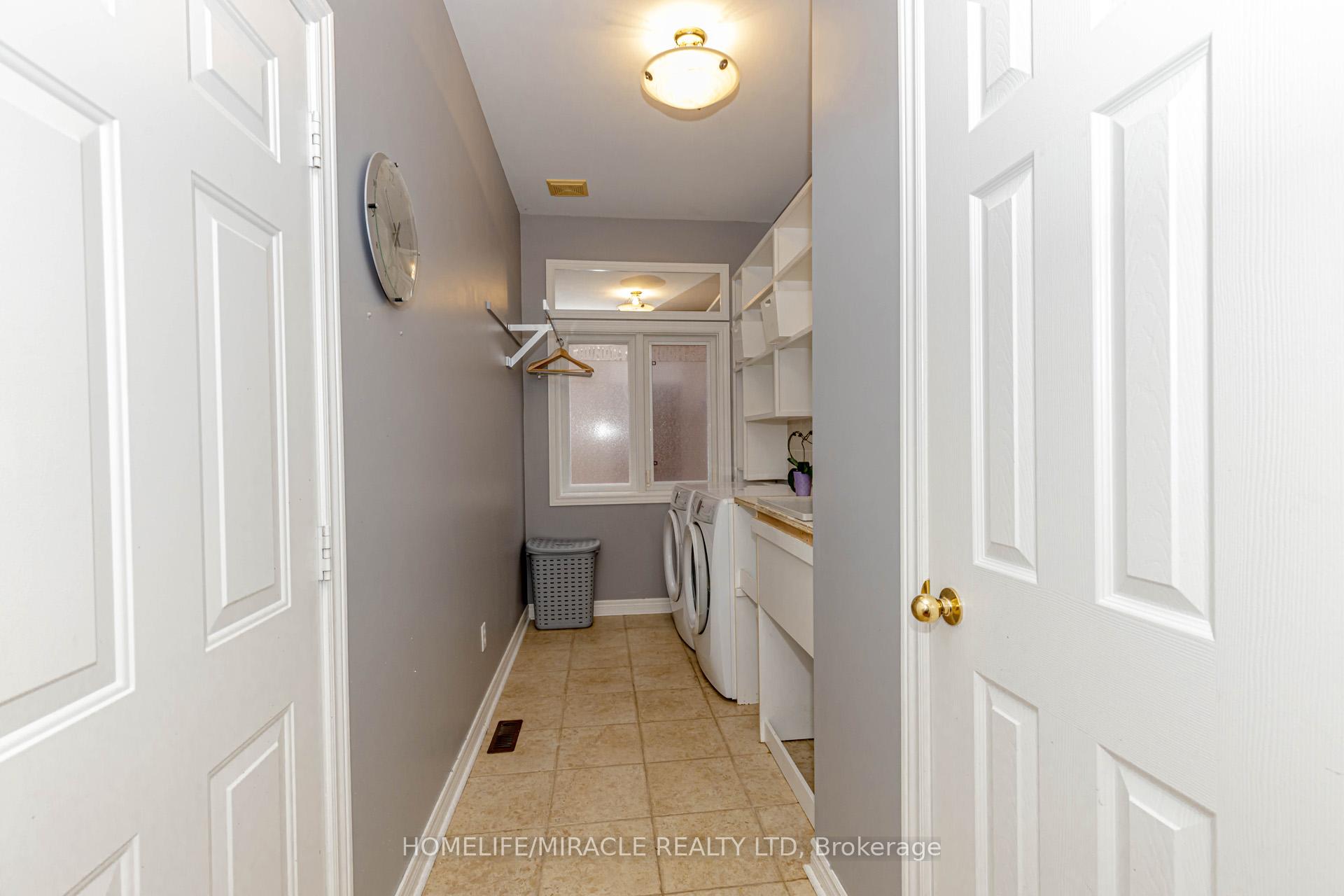 Photo 10 of 32 Masters Green Crescent, Brampton, Snelgrove — HOMEH