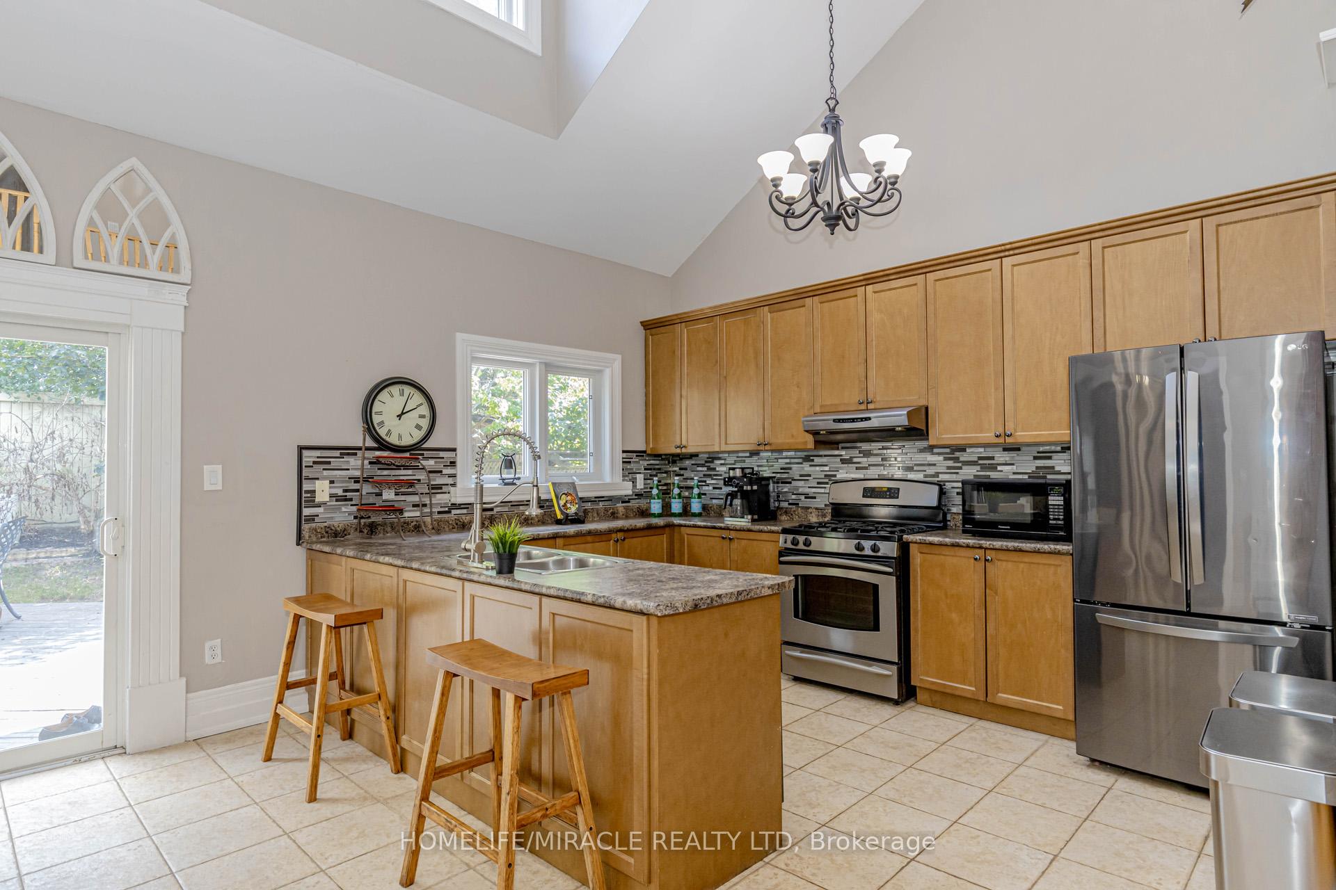 Photo 18 of 32 Masters Green Crescent, Brampton, Snelgrove — HOMEH