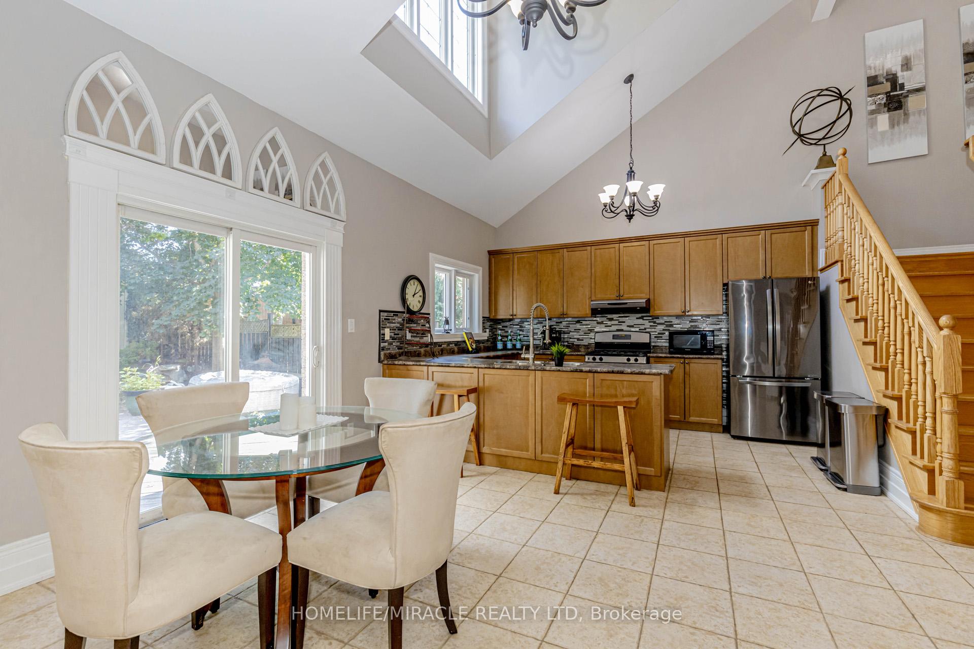 Photo 14 of 32 Masters Green Crescent, Brampton, Snelgrove — HOMEH